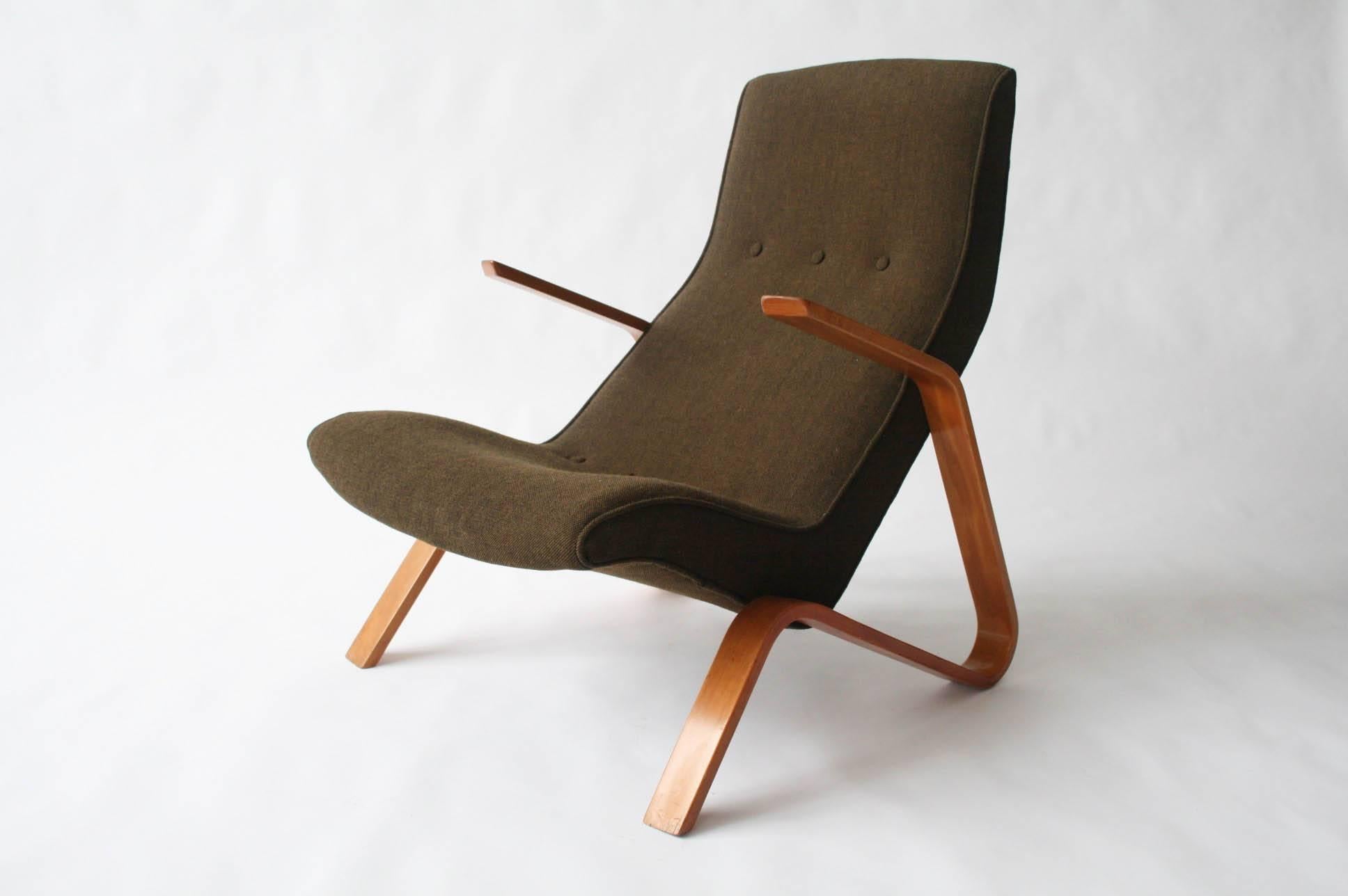 An early vintage example of the 'Grasshopper' chair designed by Eero Saarinen for Knoll Associates. Constructed of laminated birch plywood arms and legs and molded into a grasshopper leg form that supports an upholstered lounge seat and back.