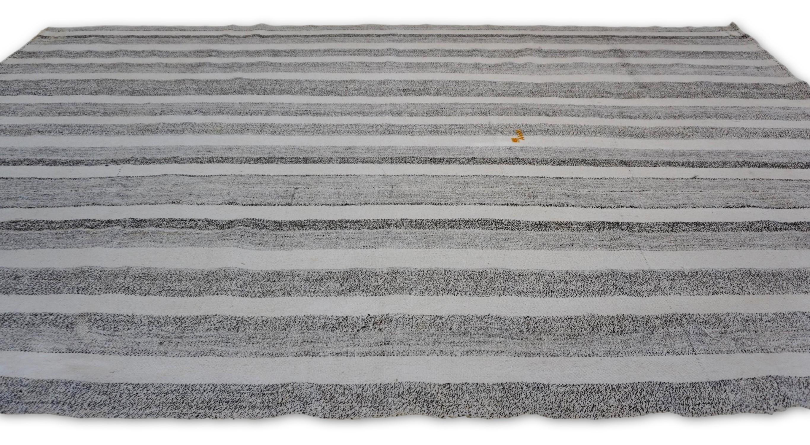Kilim vintage de lana a rayas gris y marfil 7'4''x11'1'' Circa 1960 Turco en venta