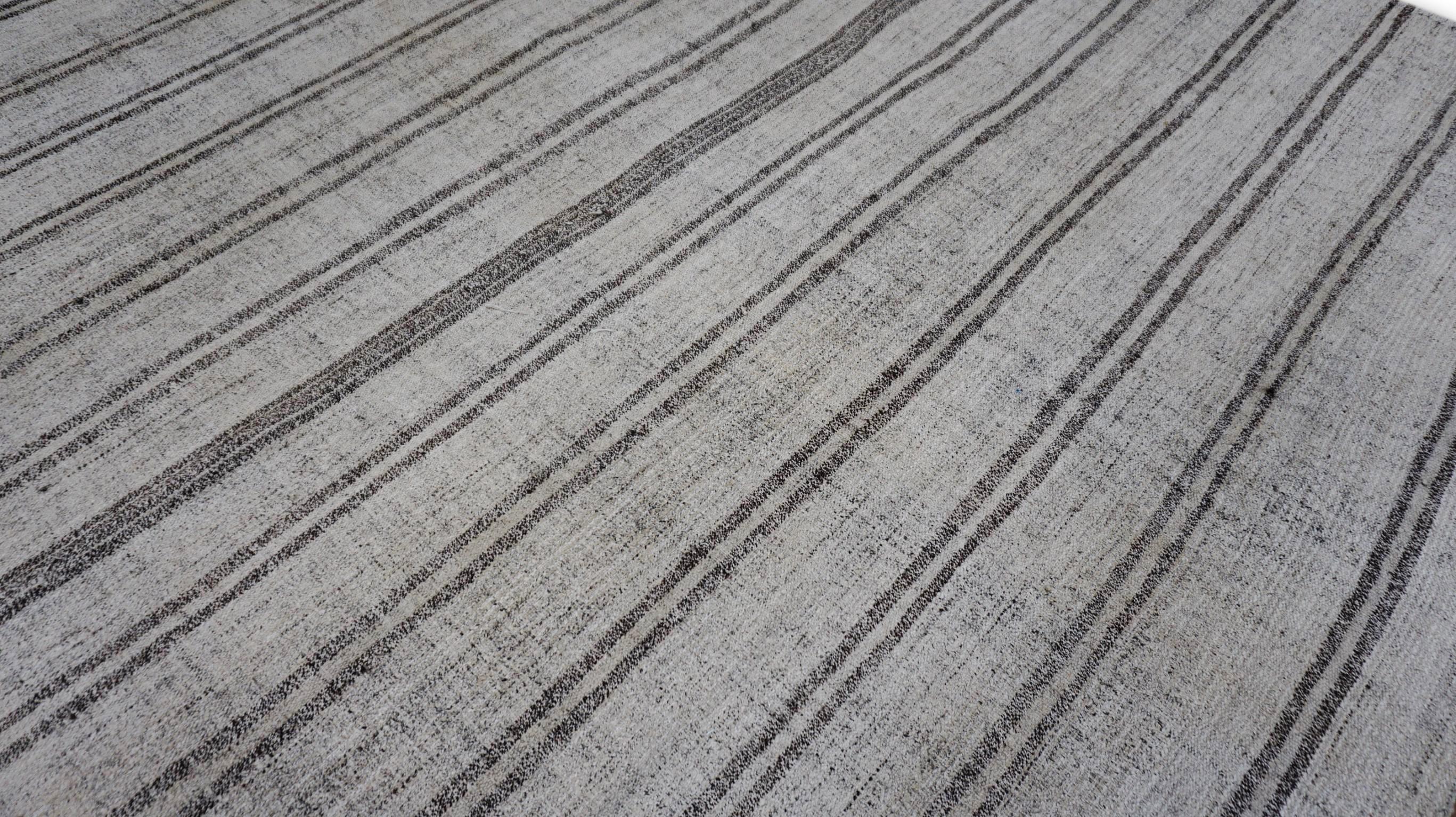 Moderno Kilim di lana a righe verticali grigio e avorio vintage 7'6''x8' Circa 1960 in vendita