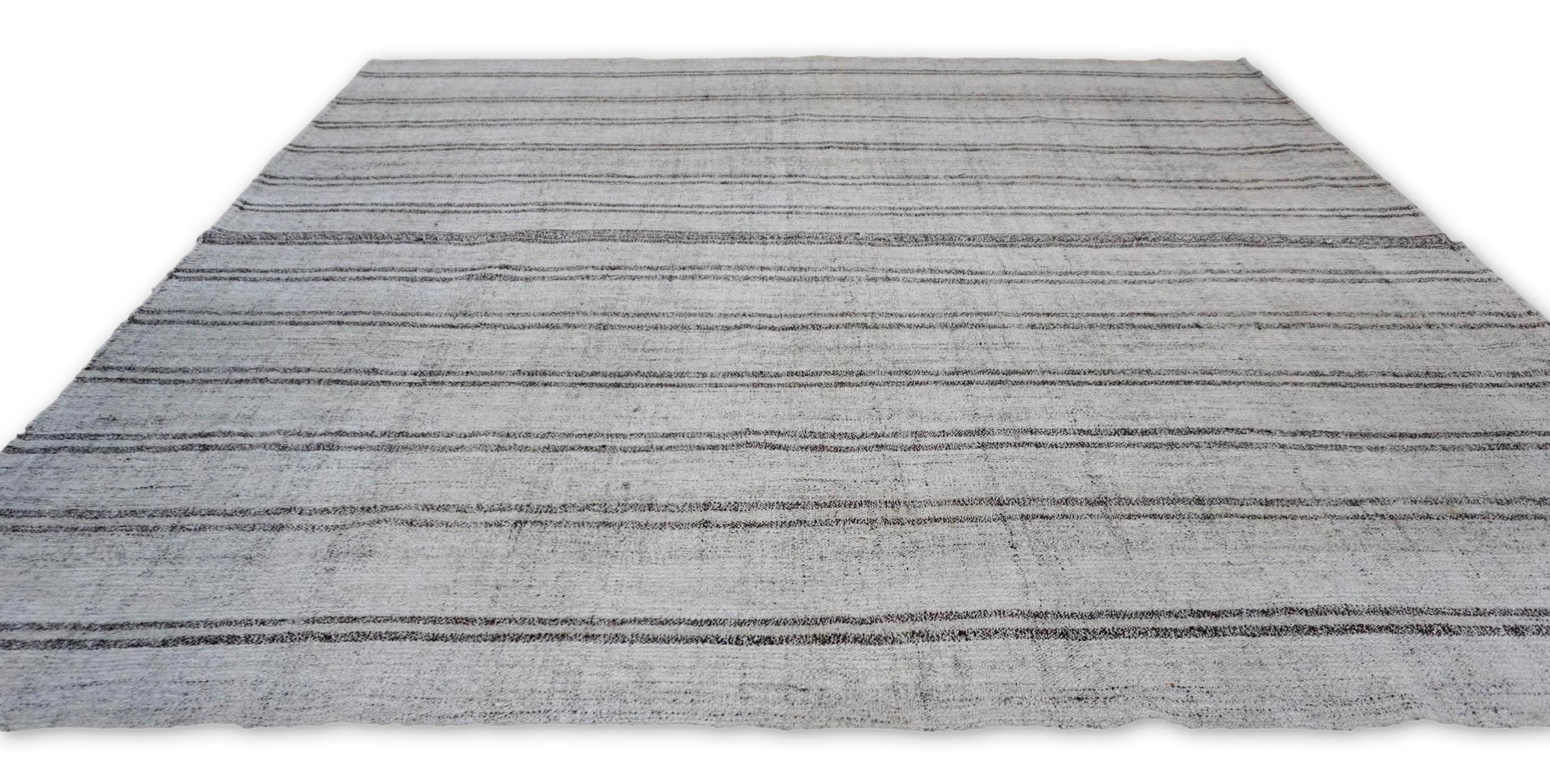 Turco Kilim di lana a righe verticali grigio e avorio vintage 7'6''x8' Circa 1960 in vendita