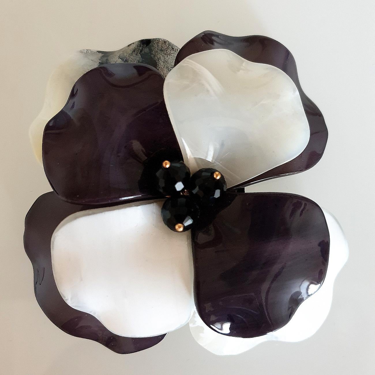Mid Century Bakelite flower brooch, France circa 1970s.
The brooch has a flower shape, with 2 layers of four petals.
The Bakelite is dark gray and pearly white with some black veins on one petal.
Excellent condition.
Never used.