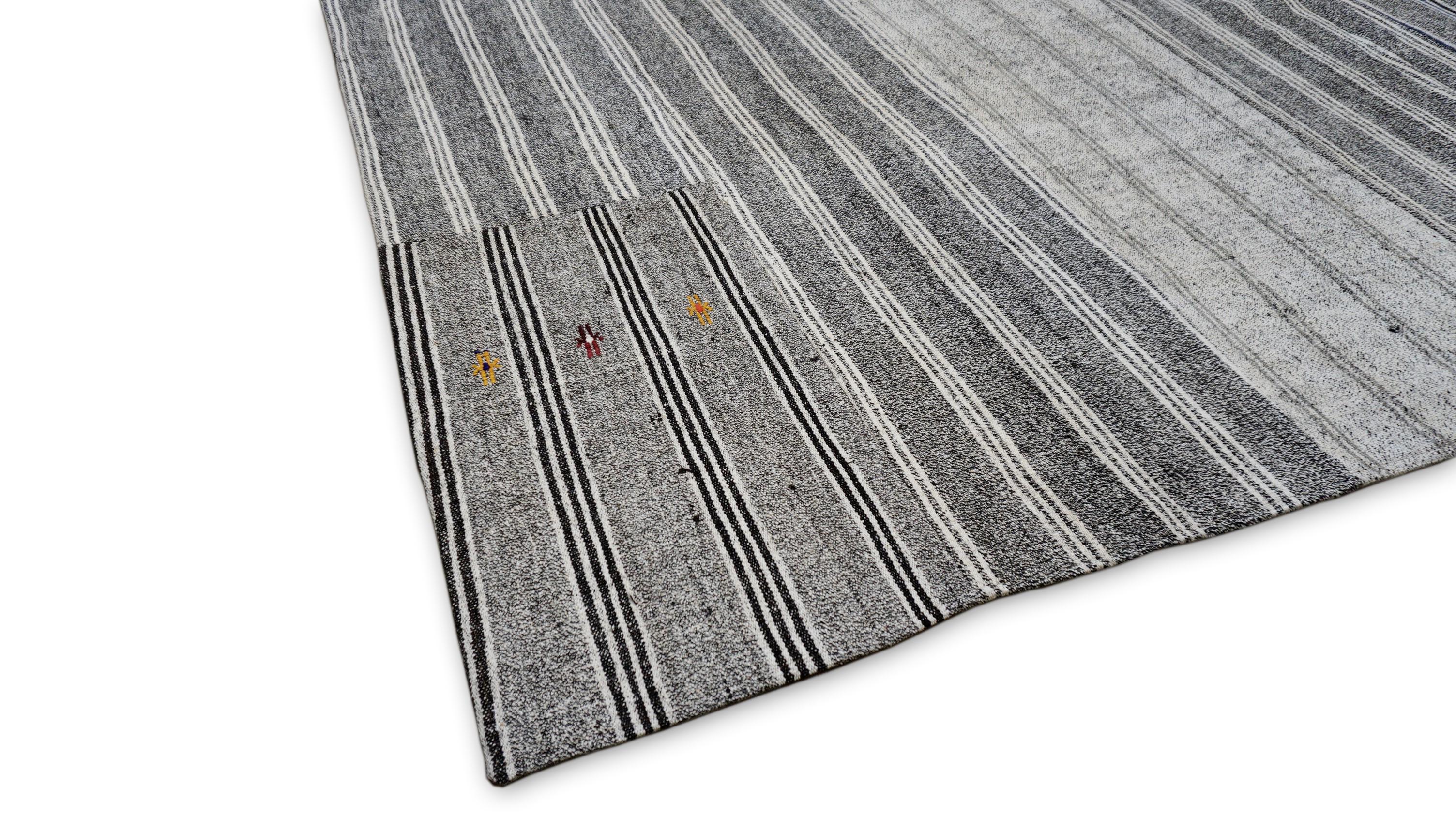 Grau-weiß gestreifter Vintage-Kelim-Teppich mit Wollsaum in Grau und Weiß 10'1''x14' (Türkisch) im Angebot
