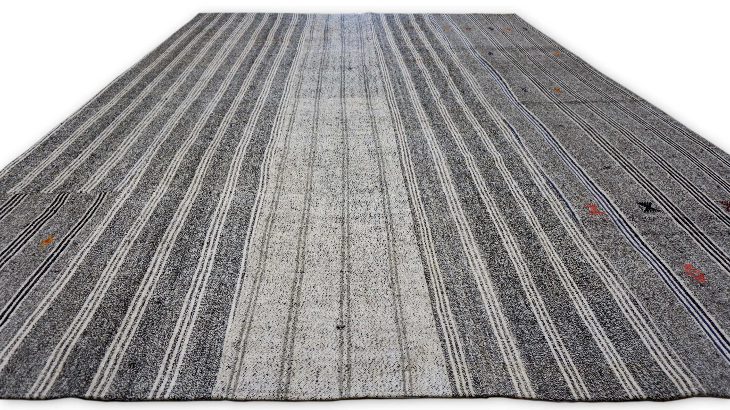 Grau-weiß gestreifter Vintage-Kelim-Teppich mit Wollsaum in Grau und Weiß 10'1''x14' (Handgeknüpft) im Angebot