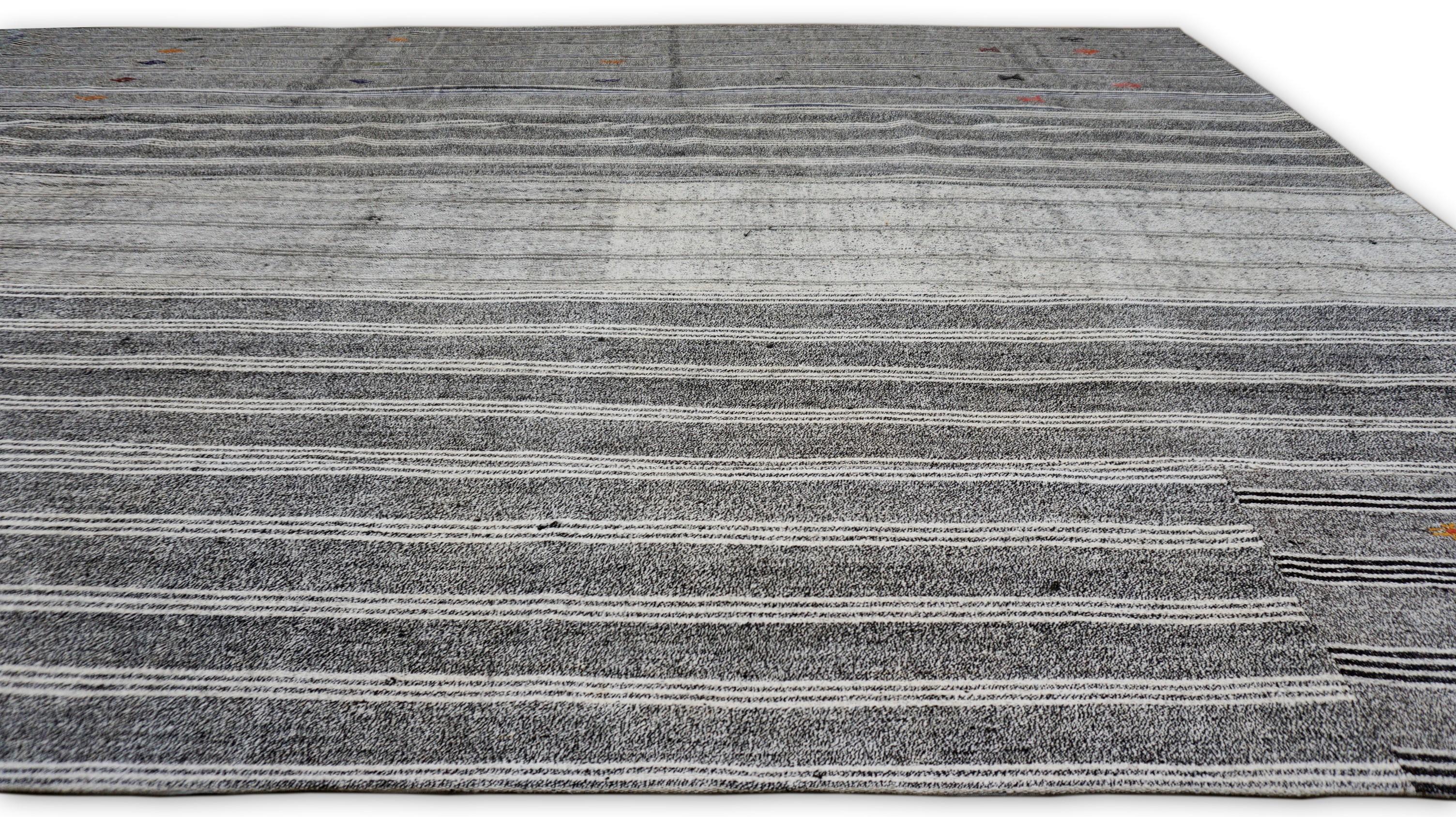 Grau-weiß gestreifter Vintage-Kelim-Teppich mit Wollsaum in Grau und Weiß 10'1''x14' im Zustand „Gut“ im Angebot in Torrance, CA