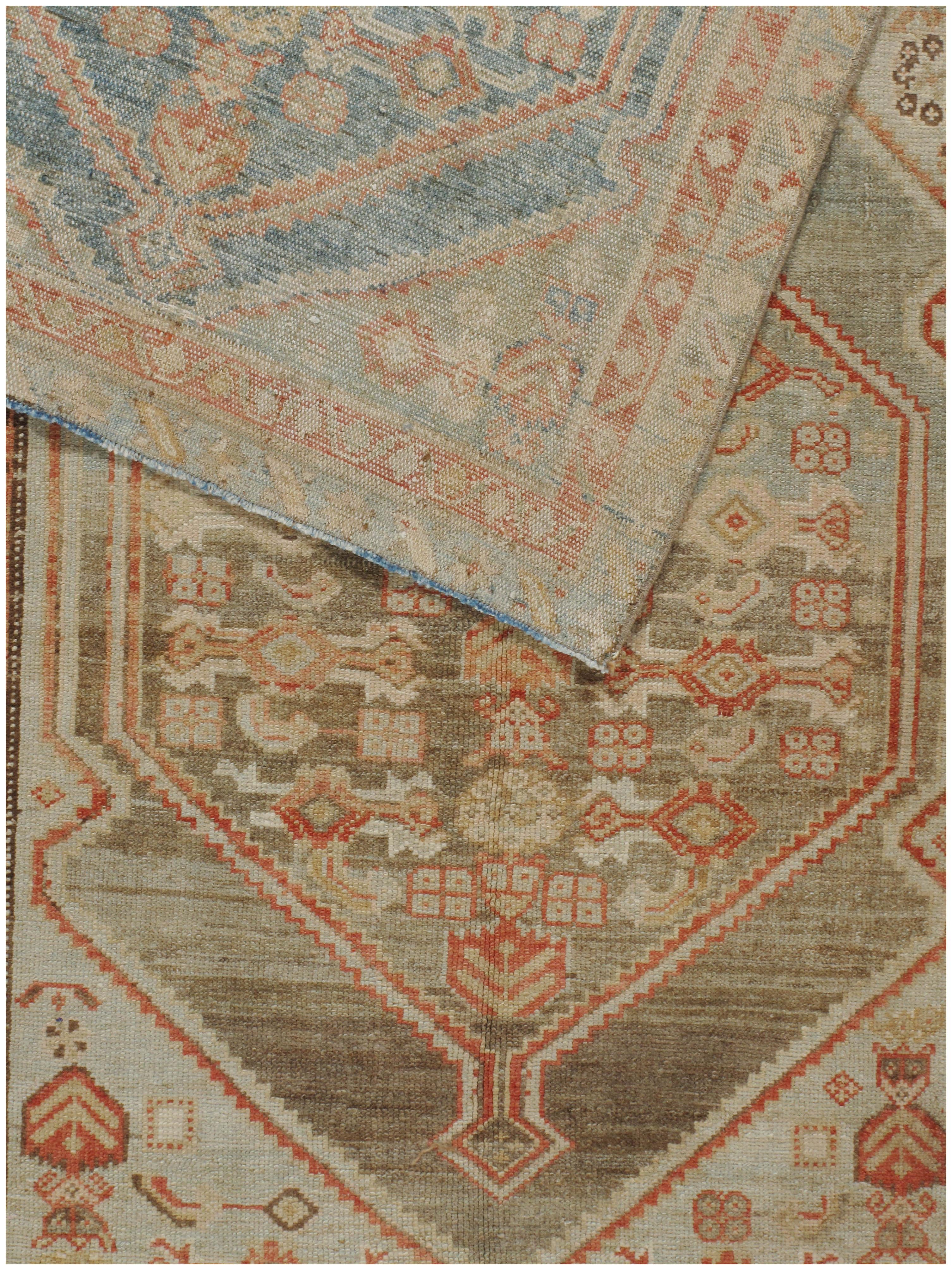 3'7 x 16'. Un joli tapis de course persan Malayer qui présente un Abrash, un changement de couleur naturel qui se produit lorsque différentes teintures sont utilisées dans un lot de laine et qui confère au tapis un caractère unique et une beauté