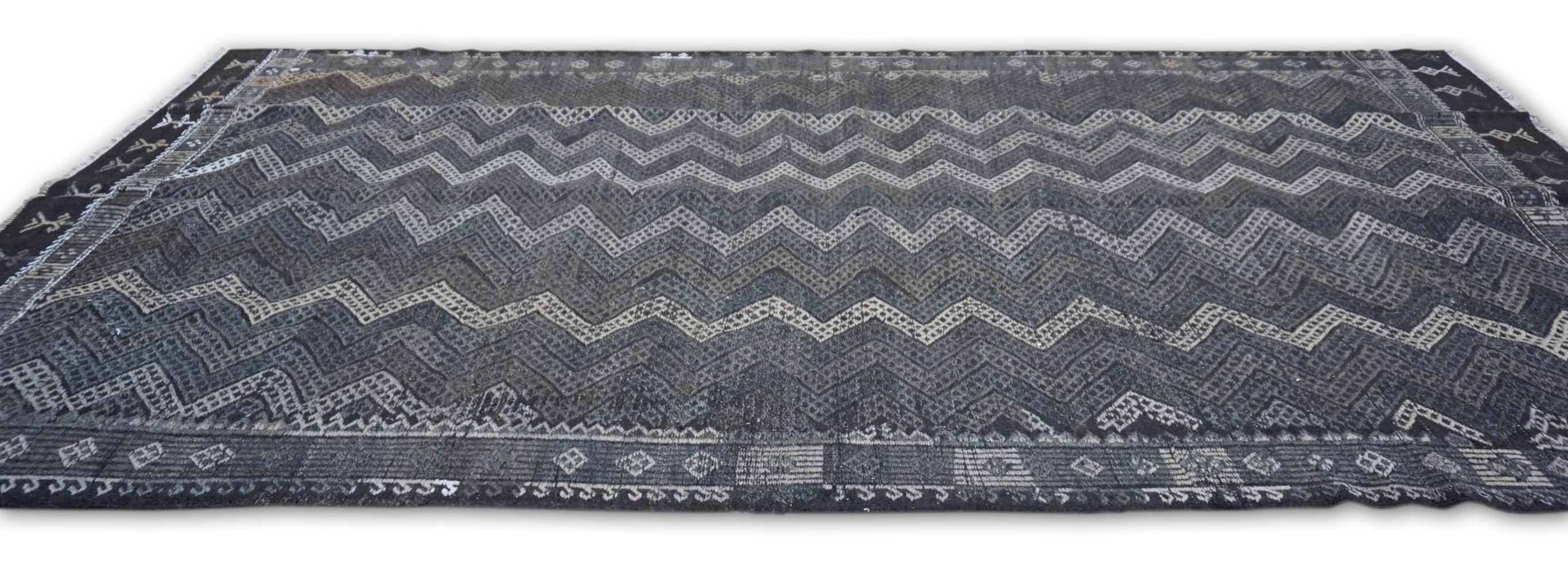 Turco Vintage Kilim Tulu a zigzag grigio, marrone e avorio 5'10''x9'4'' in vendita