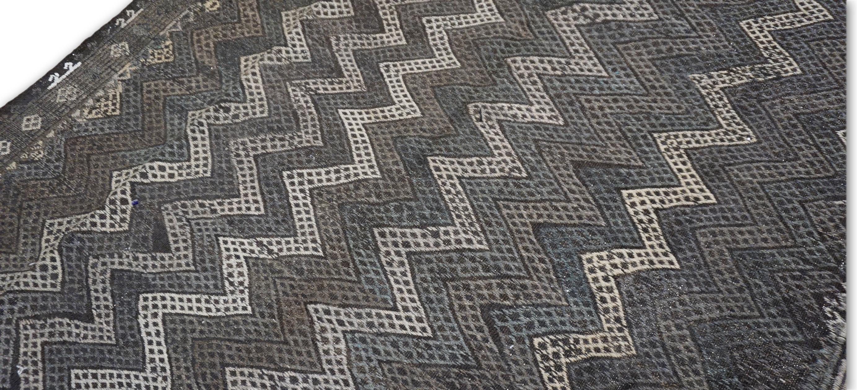 XX secolo Vintage Kilim Tulu a zigzag grigio, marrone e avorio 5'10''x9'4'' in vendita