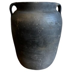 Poterie vintage en argile grise usée par le temps