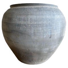 Poterie vintage en argile grise usée par le temps