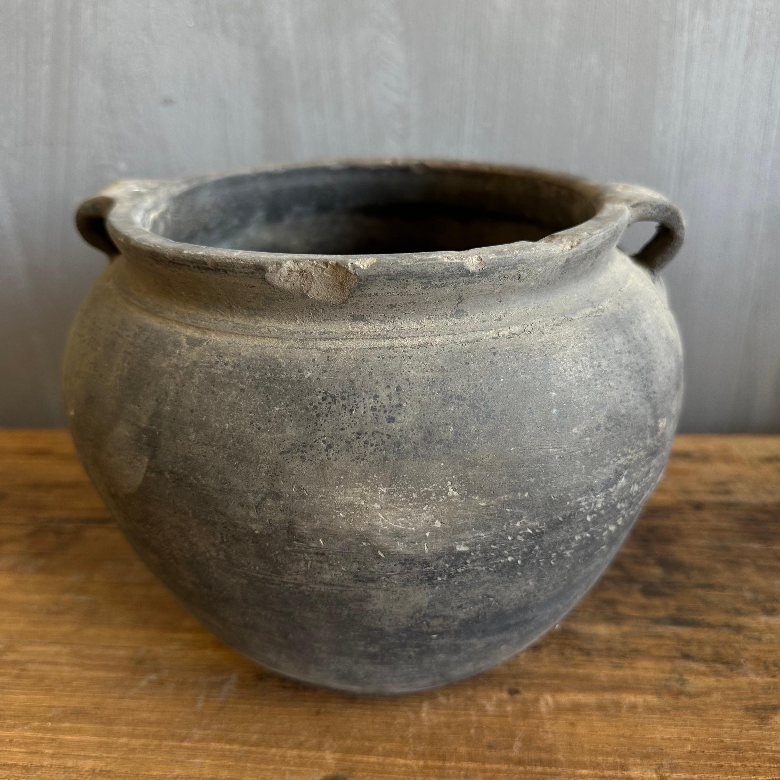 Vintage Gray Clay Weathered Pottery Kleine Größe  (Organische Moderne) im Angebot