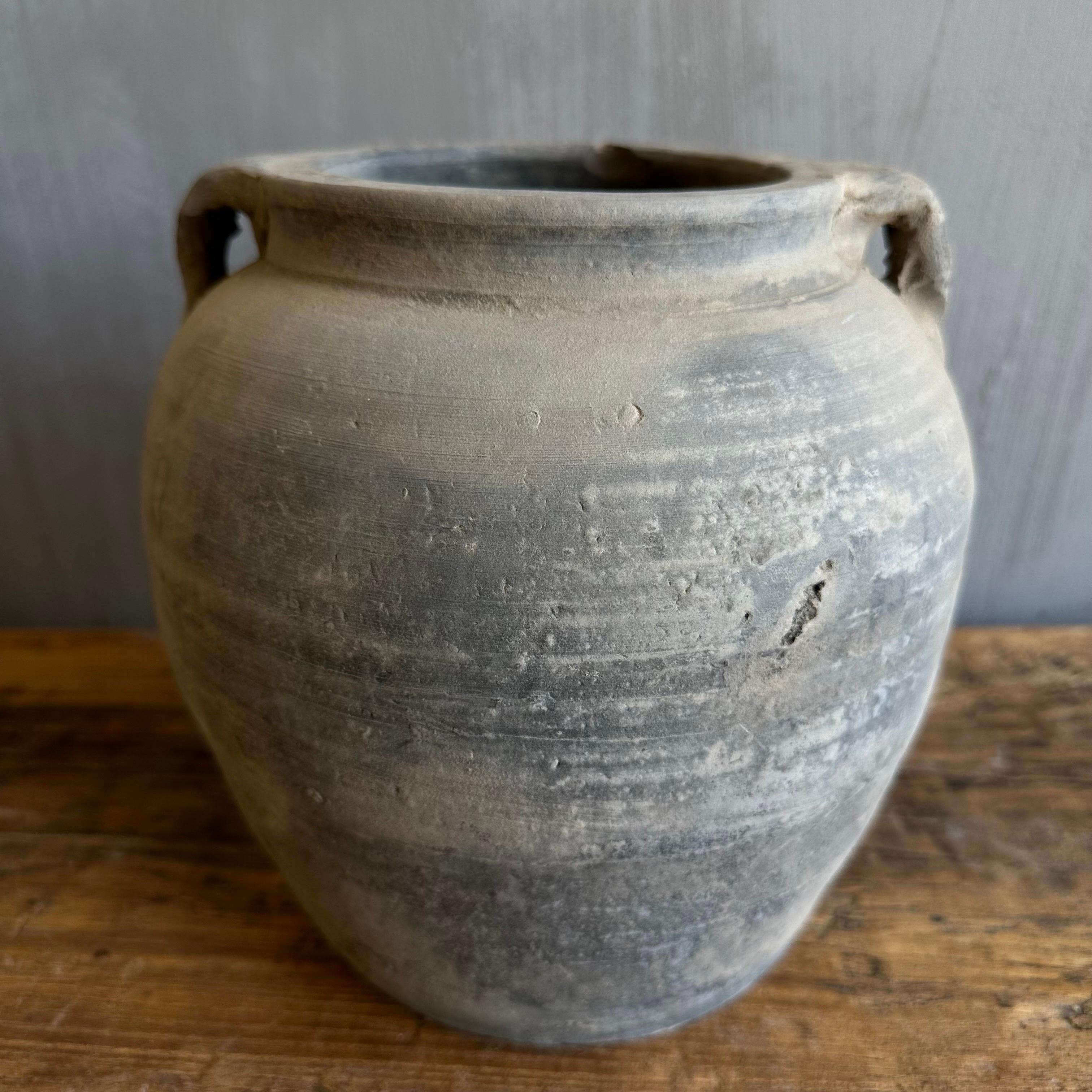 20ième siècle Vintage Gray Clay Weathered Pottery Small Size (argile grise vieillie)  en vente