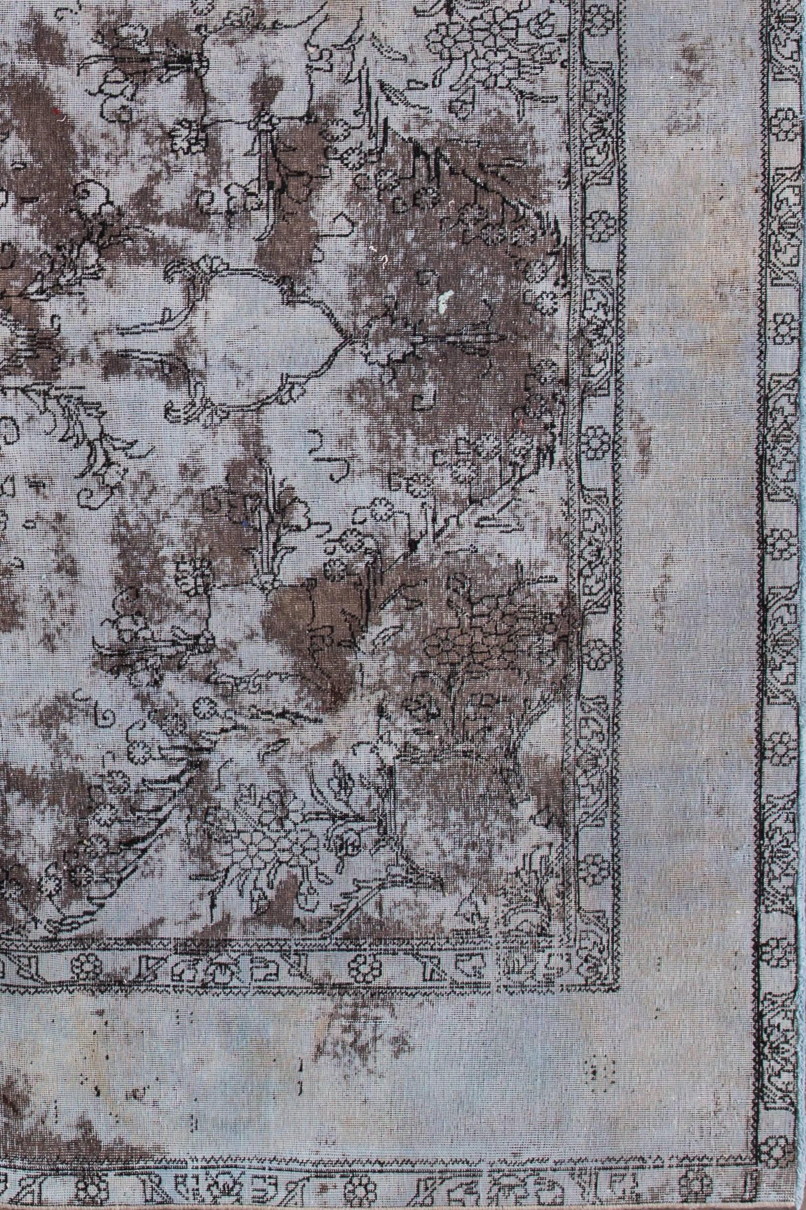 Overdyed-Teppich aus den 1950er Jahren. Dieses Stück hat ein graues Feld mit einem zentralen Medaillonmuster und abstrakten, malerischen Details in einem dunkleren Graubraun. Maße 9,04x13,01.