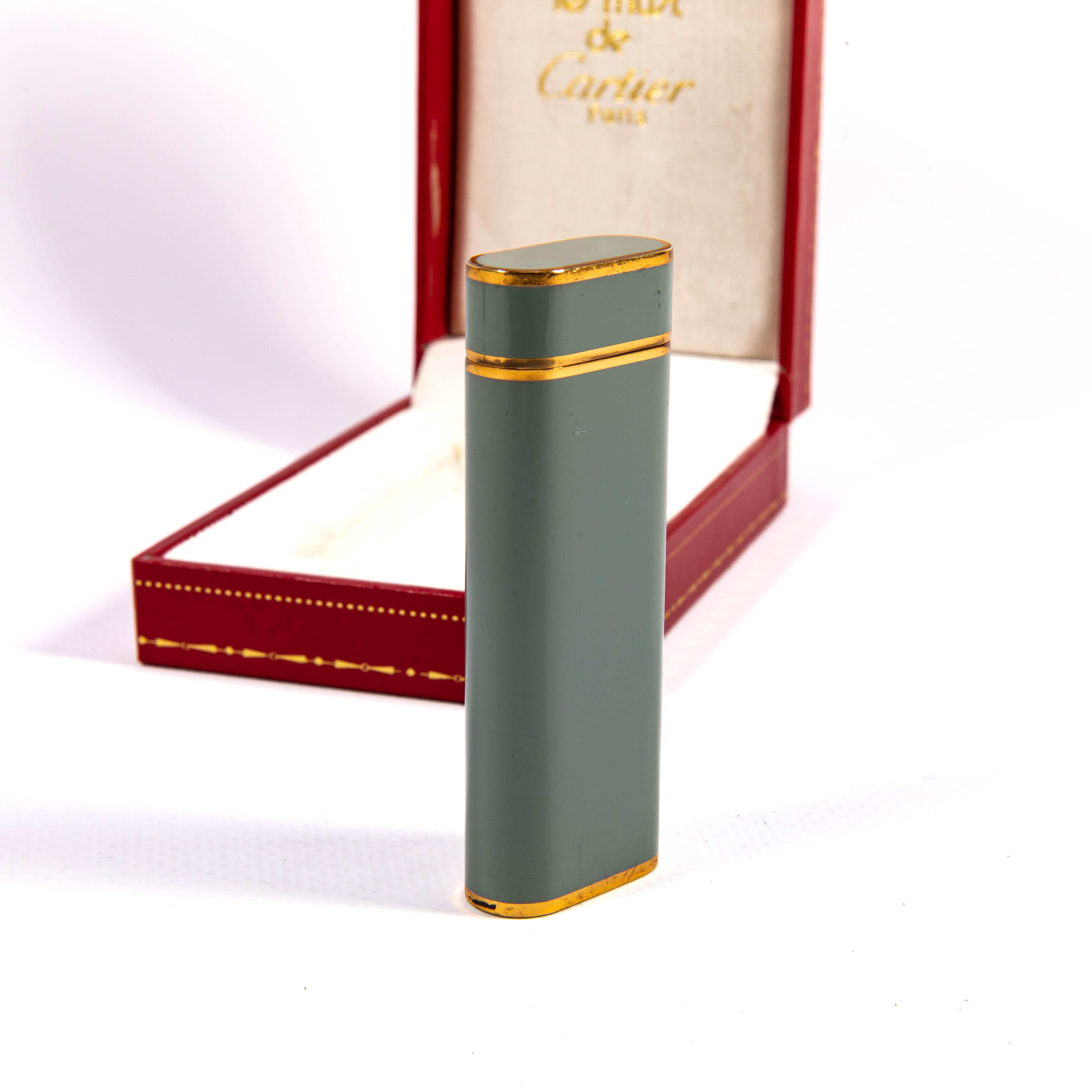 Vintage Gray Lacquered Cartier Les Must Lighter in Box 1970s In Excellent Condition For Sale In DELFT, NL