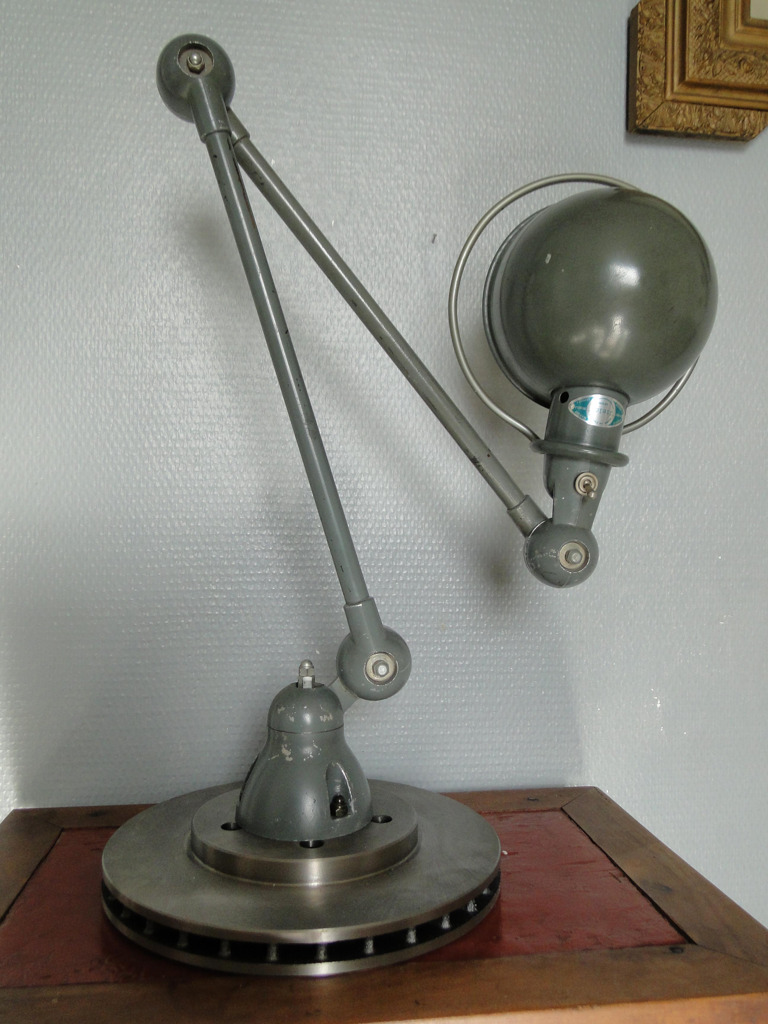 2 armed JIELDE lamp reading lamp French industrial lamp

Designed by Jean-Louis Domecq in the early 1950s

ORIGINAL Jielde lamp

The lamp stands on a new ventilated brake disc, which guarantees the best stability

The electrification has
