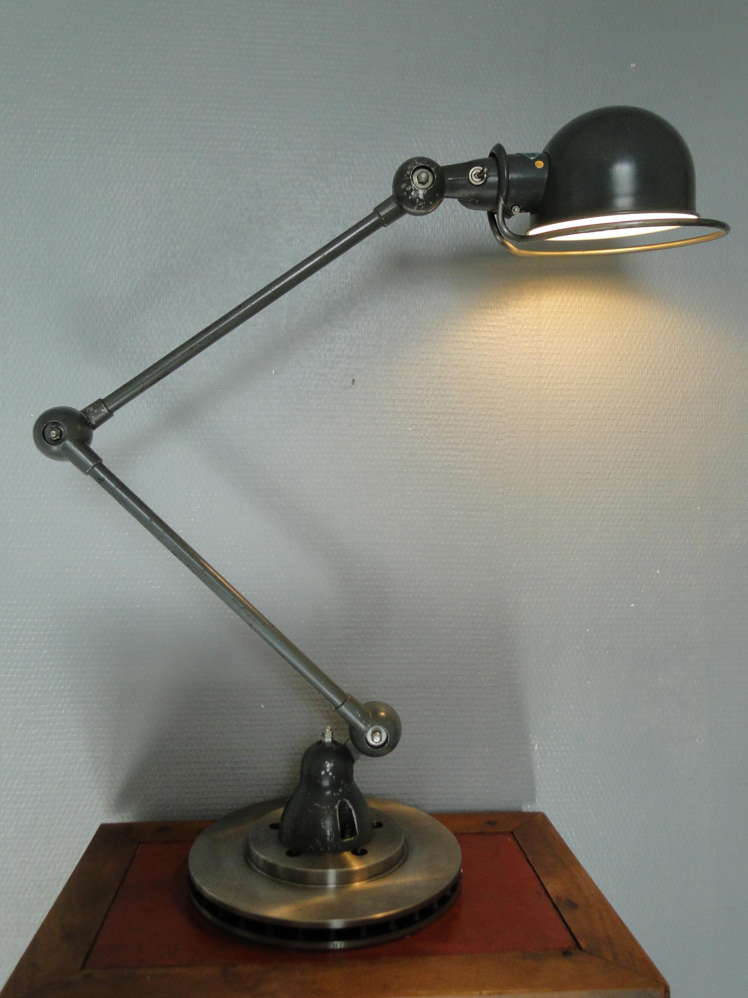 2 armed JIELDE lamp reading lamp French industrial lamp

Designed by Jean-Louis Domecq in the early 1950s

ORIGINAL Jielde lamp

The lamp stands on a new ventilated brake disc, which guarantees the best stability

The electrification has