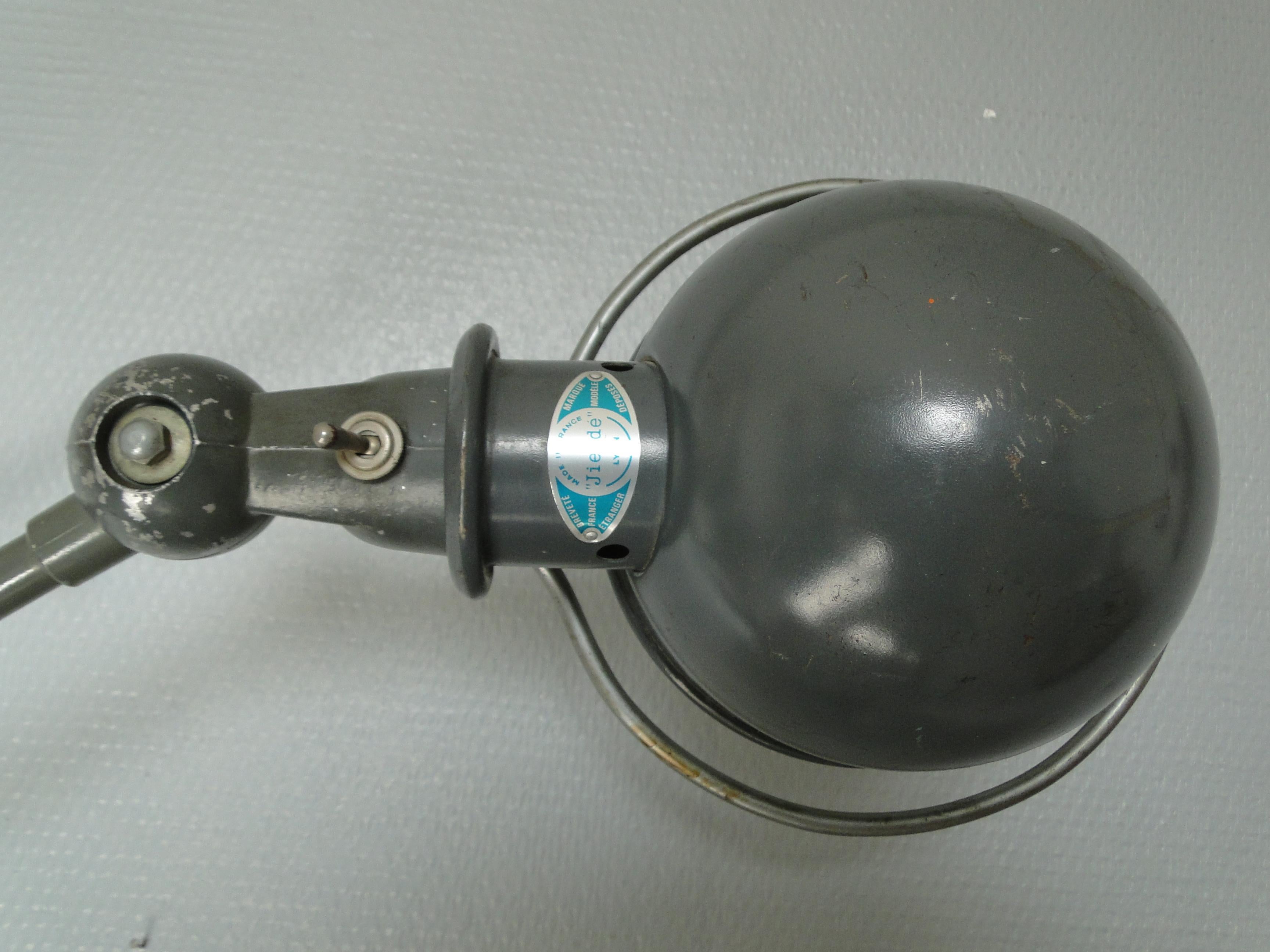 20ième siècle Jean-Louis Domecq Jielde lampe grise vintage à 2 bras, France en vente