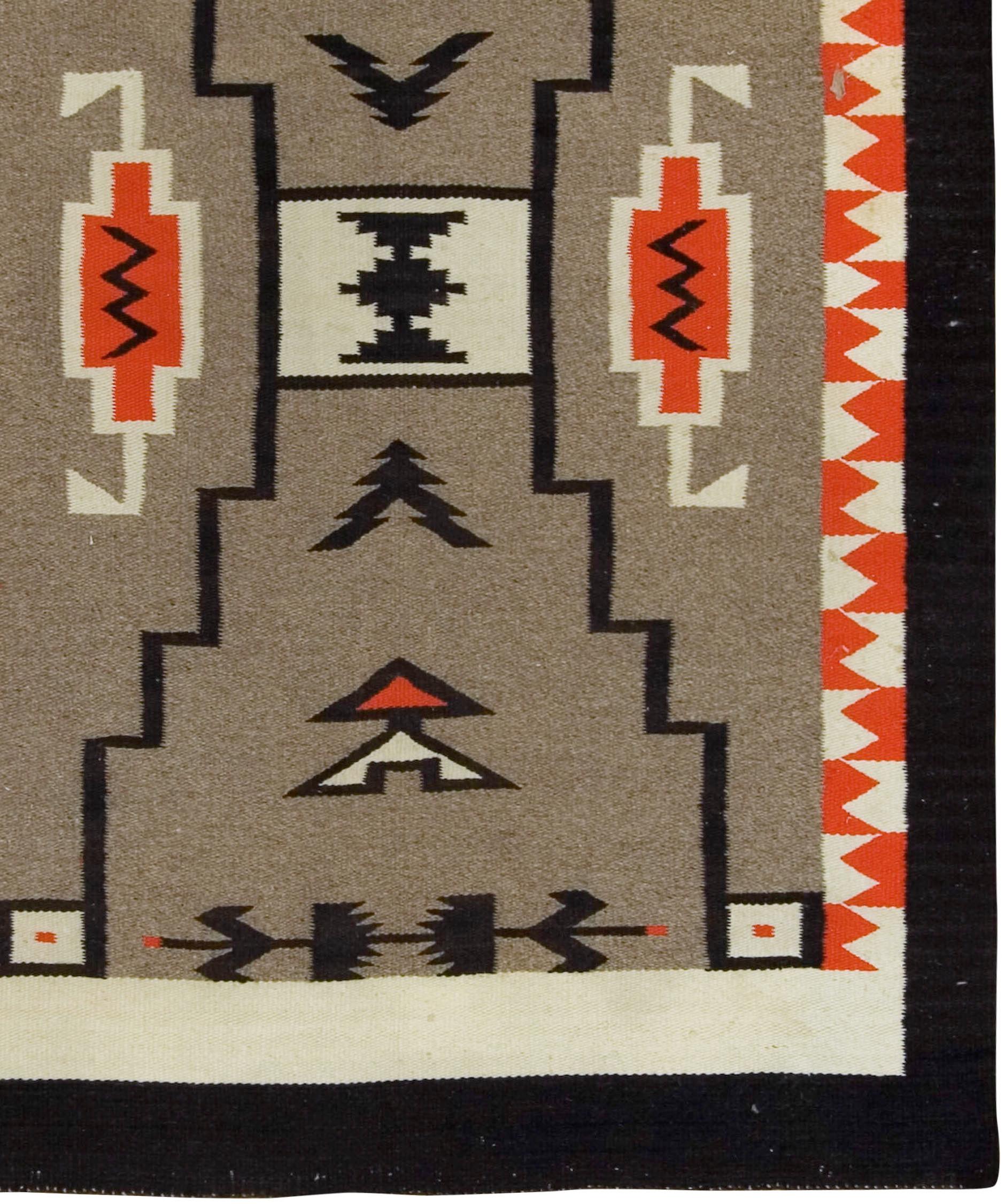 Tappeto Navajo antico 3'9 X 5'1. I Navajo antichi sono solitamente di dimensioni sparse e i pezzi più grandi, di dimensioni pari a una stanza, sono estremamente rari e desiderabili. Tanto alla moda quanto da collezione, i tappeti tradizionali