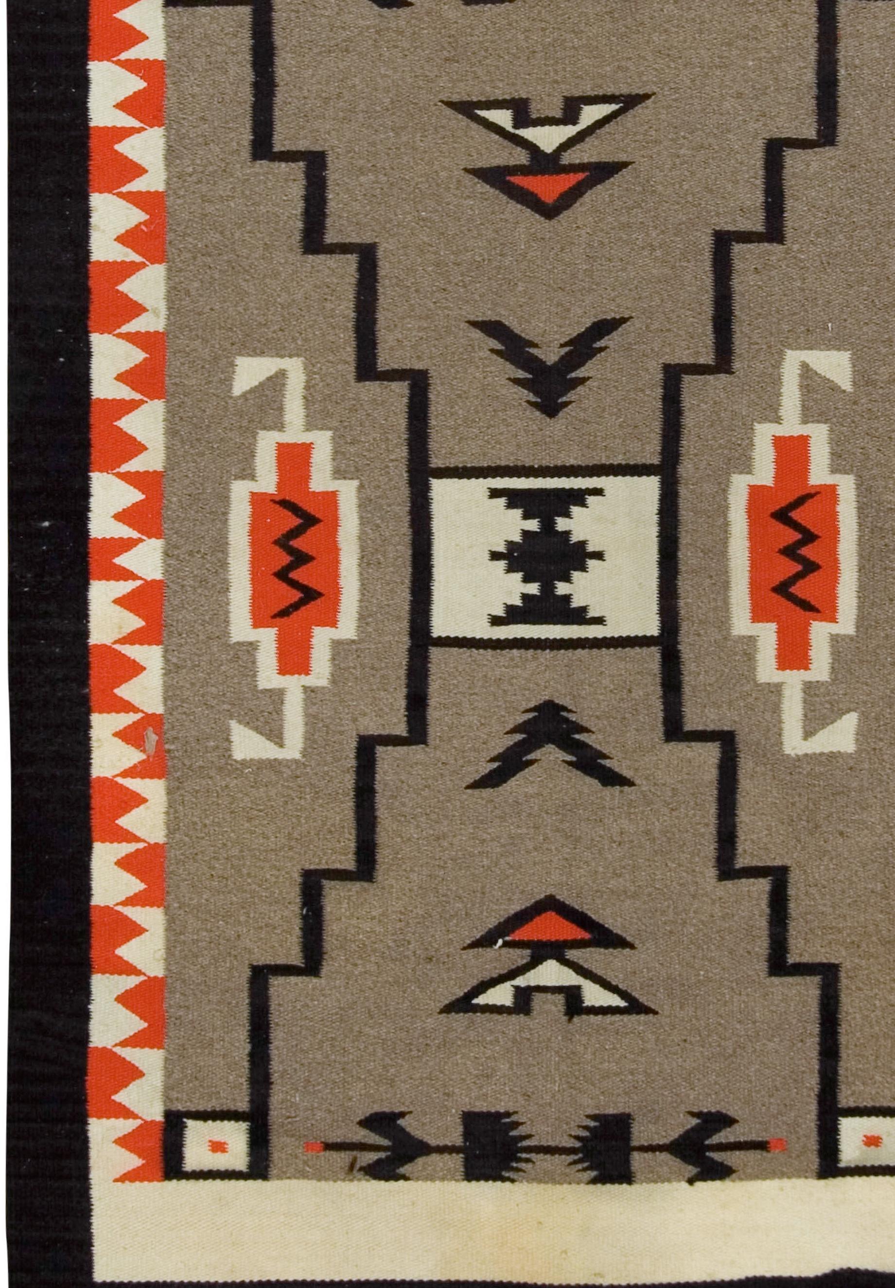 Alfombra Vintage Gris Nativo Americano Navajo 3'9 X 5'1 en Bueno estado para la venta en New York, NY