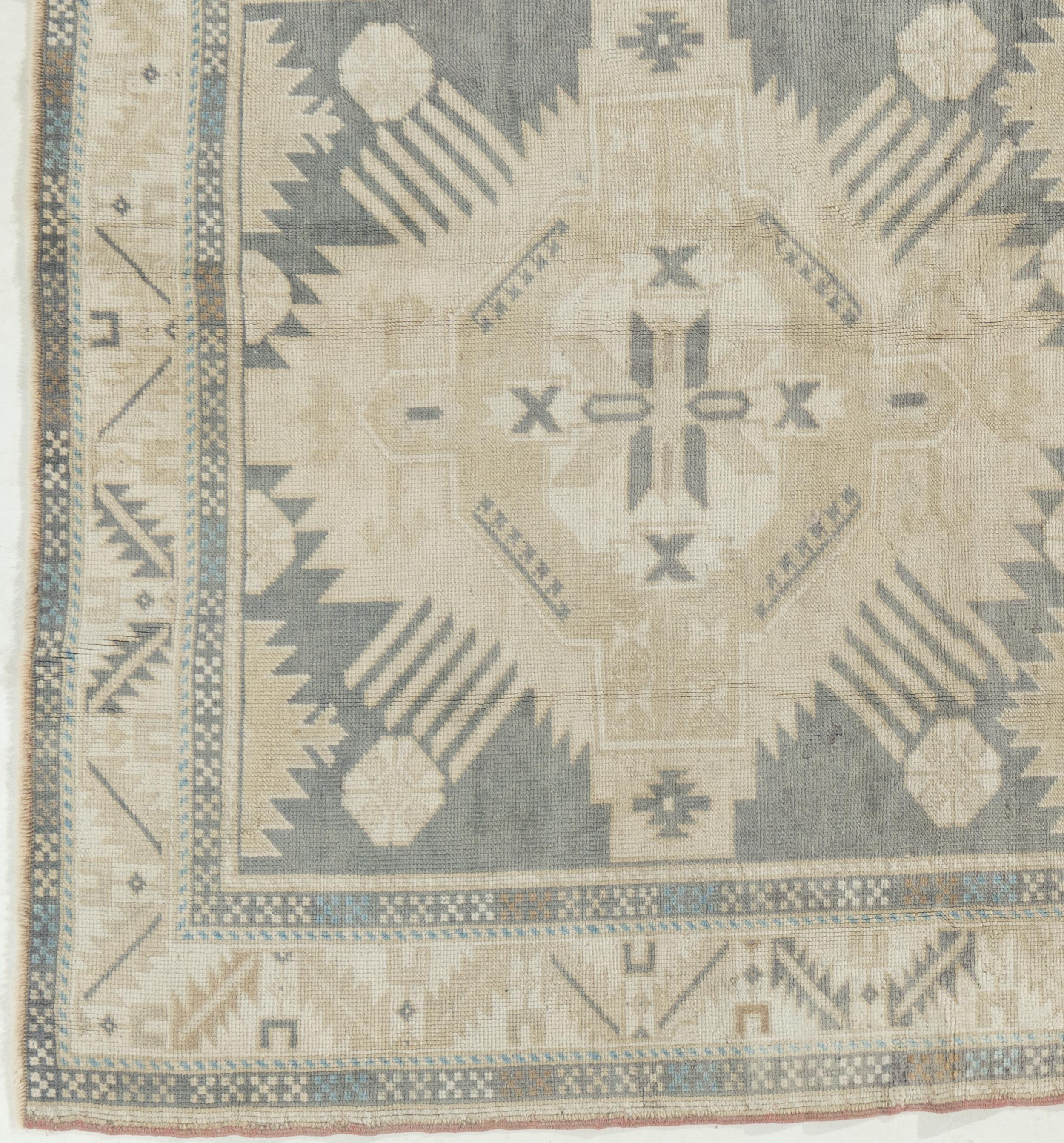 Grauer türkischer Oushak-Teppich im Vintage-Stil 4' X 6' (Handgewebt) im Angebot