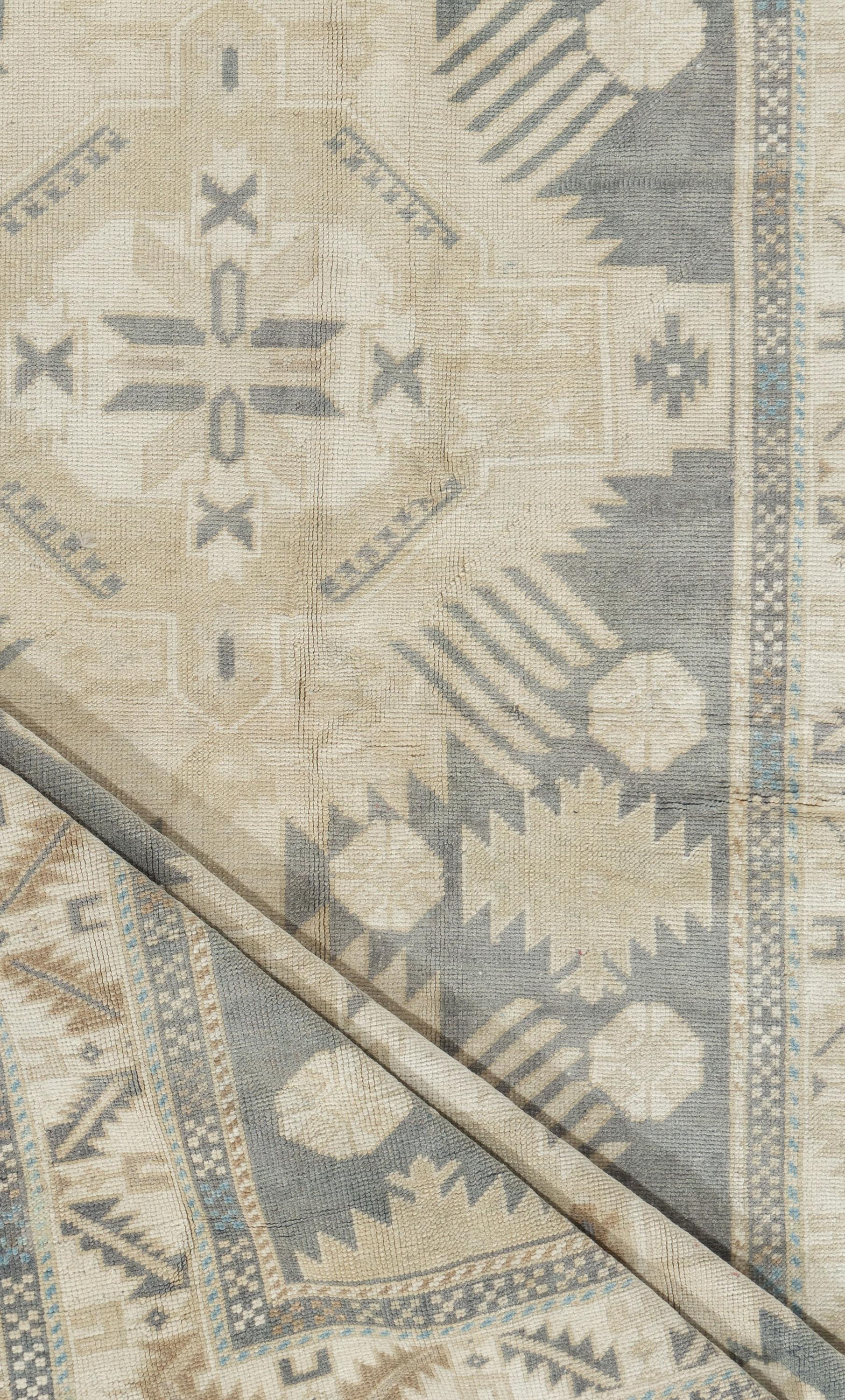 Grauer türkischer Oushak-Teppich im Vintage-Stil 4' X 6' im Zustand „Gut“ im Angebot in New York, NY