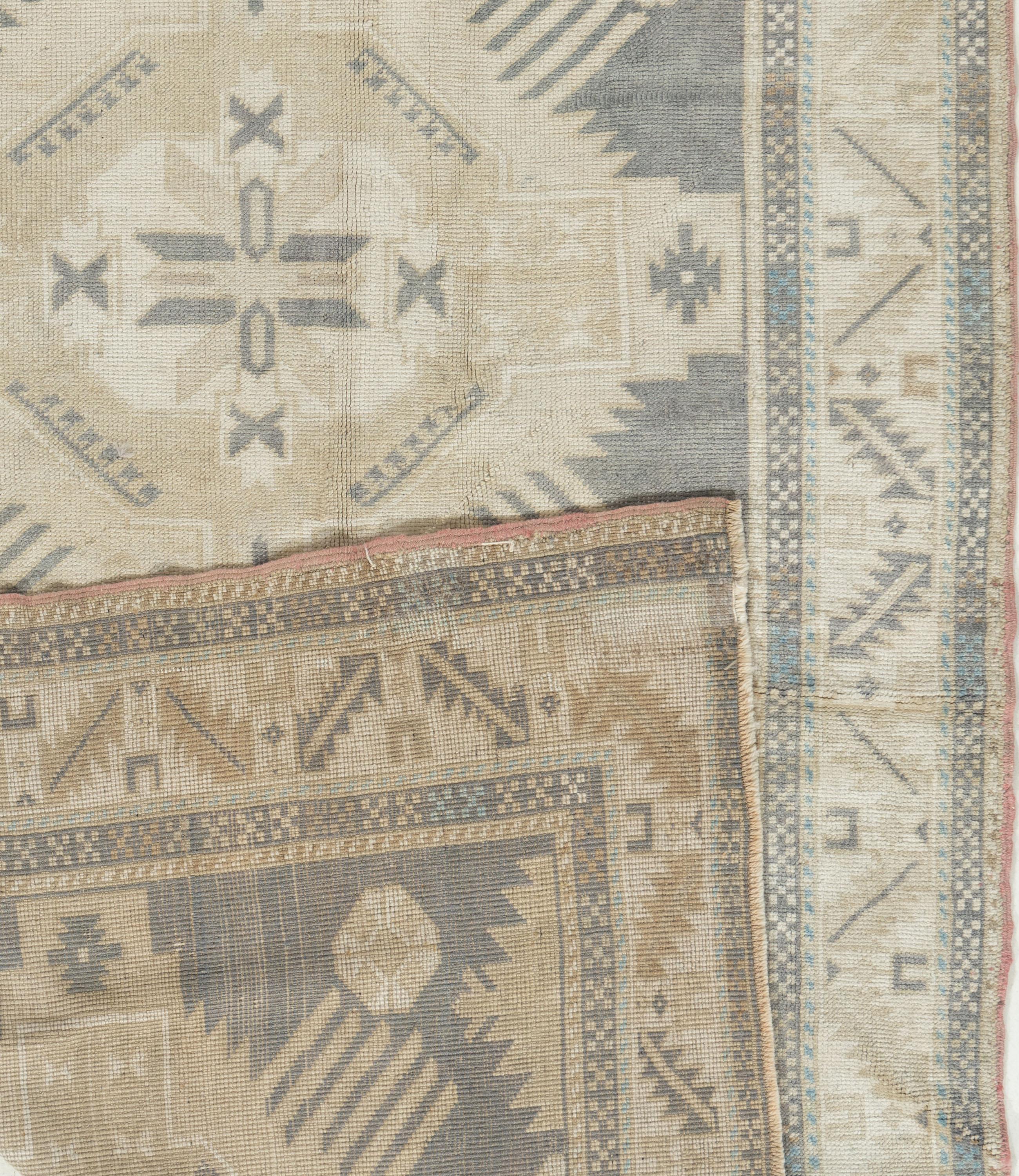 Grauer türkischer Oushak-Teppich im Vintage-Stil 4' X 6' (20. Jahrhundert) im Angebot