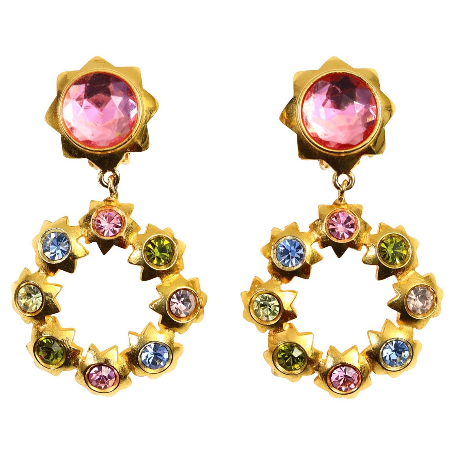 Orecchini a cerchio pendenti vintage Graziano in oro e cristalli multicolore, circa anni '80