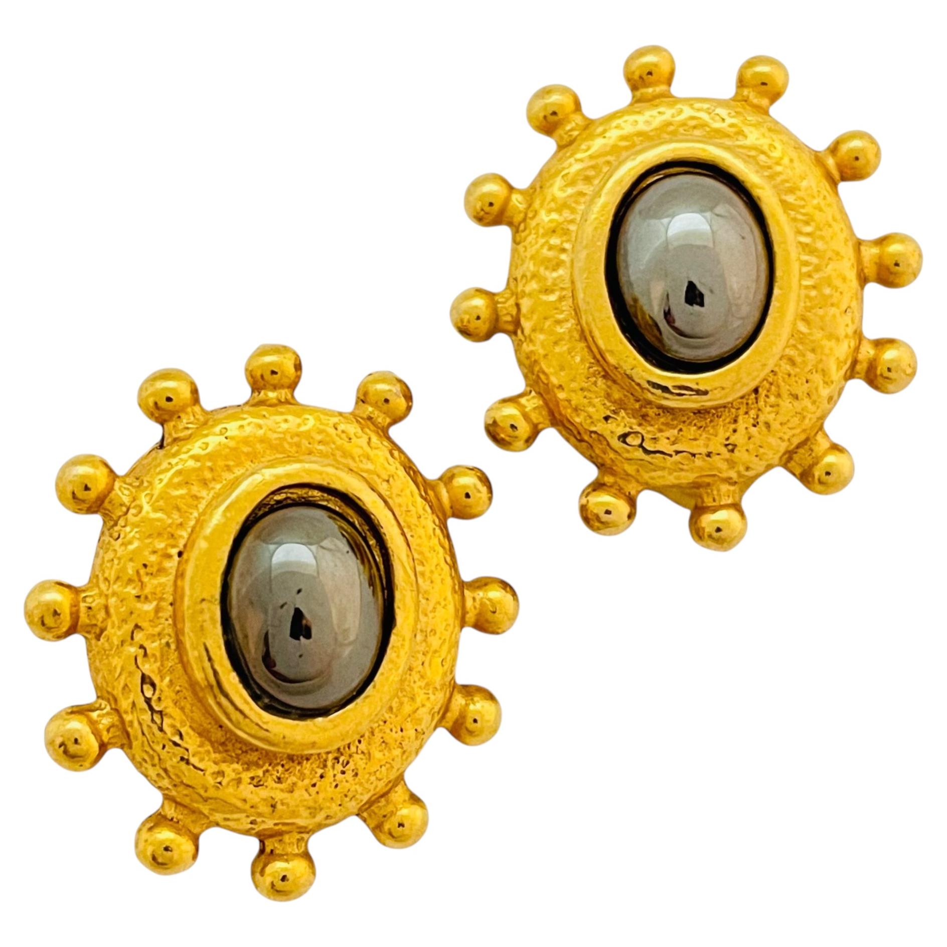 What does jewelry do?