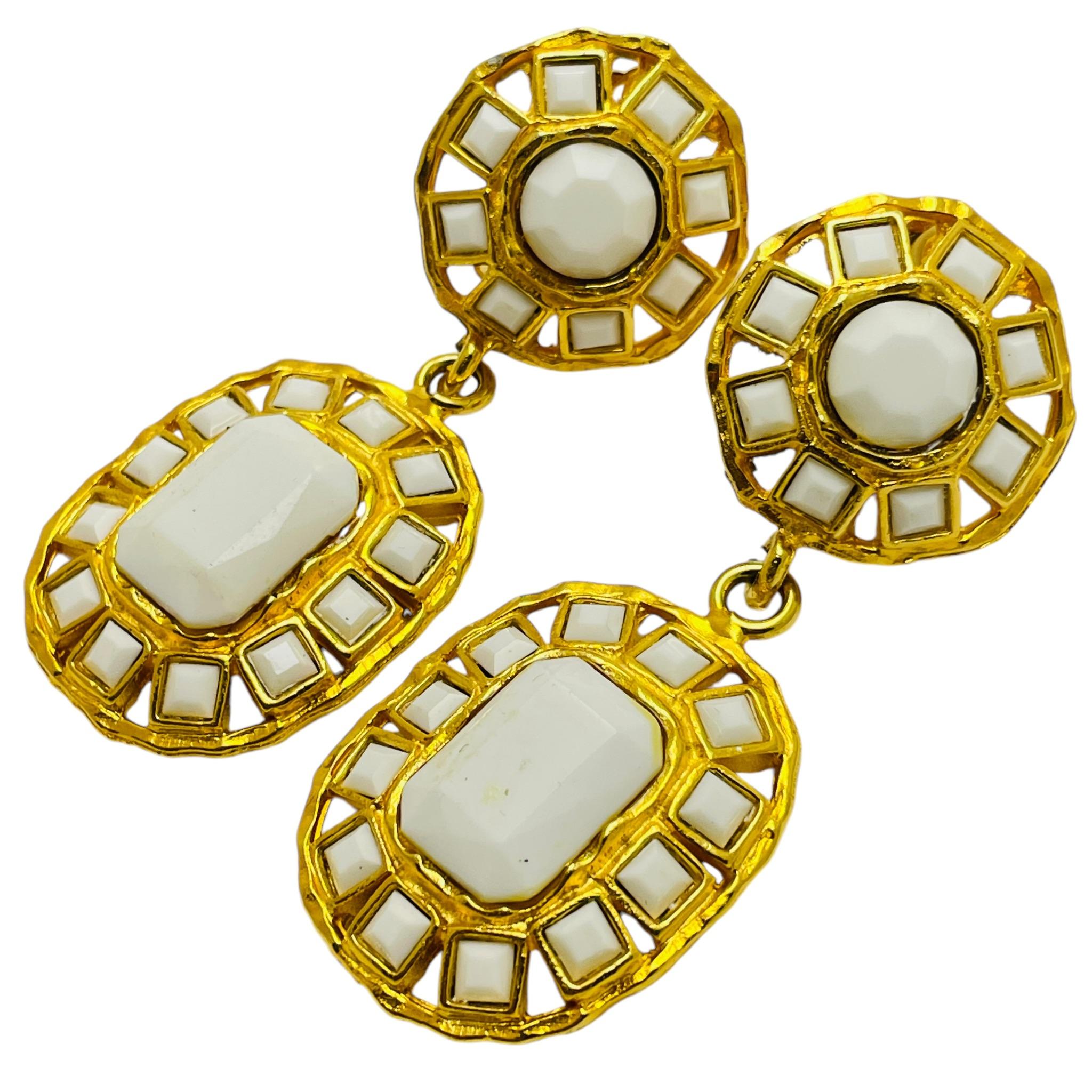 DETAILS

• signed GRAZIANO 

• gold tone with glass stones

• vintage designer earrings 

MEASUREMENTS  

• 

CONDITION

•  very good vintage condition with minimal signs of wear 

 Sku 48

❤️❤️  VINTAGE DESIGNER JEWELRY ❤️❤️

❤️❤️  ALEXANDER’S