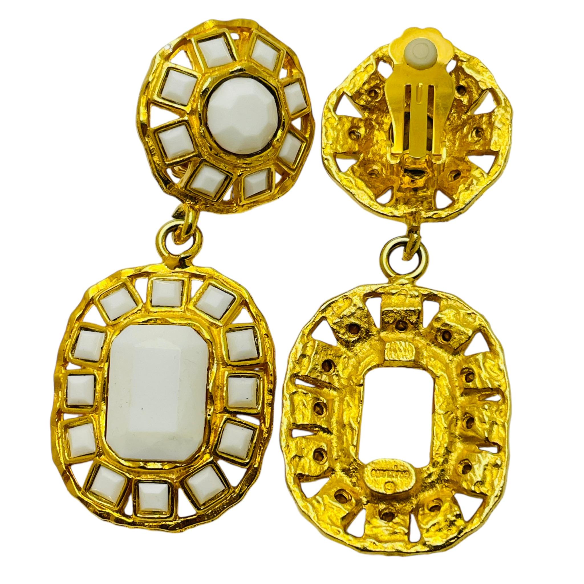 Vintage GRAZIANO signed gold tone white glass designer runway earrings In Good Condition For Sale In Palos Hills, IL