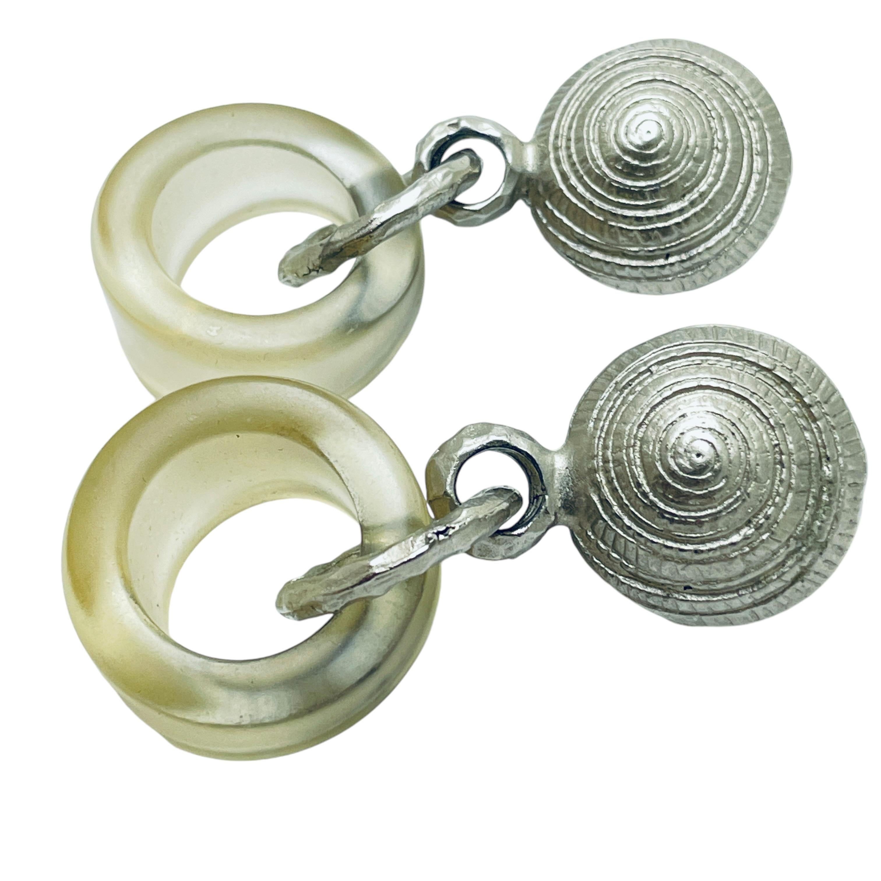 DETAILS

• signed GRAZIANO

• silver tone with resin 

• vintage designer earrings

MEASUREMENTS  

• 

CONDITION

•  very good vintage condition with minimal signs of wear 

 Sku 47

❤️❤️  VINTAGE DESIGNER JEWELRY ❤️❤️

❤️❤️  ALEXANDER’S BOUTIQUE 