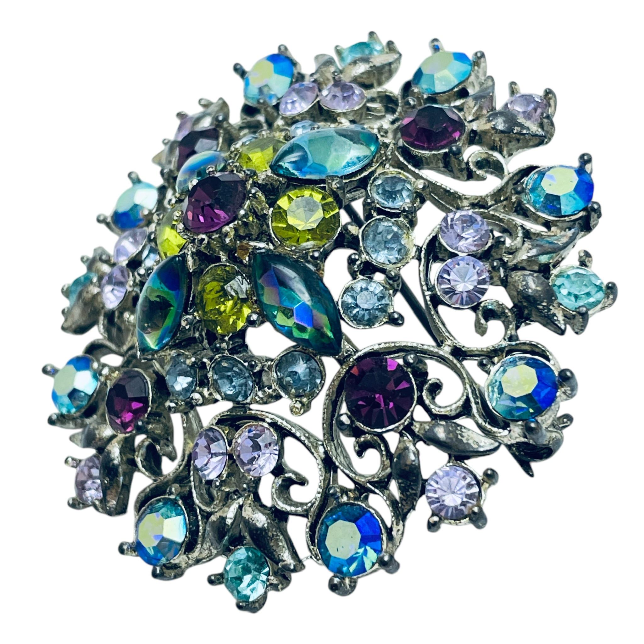 DETAILS

• signed GRAZIANO 

• silver tone with rhinestones

• vintage designer brooch 

MEASUREMENTS  

• 

CONDITION

•  very good vintage condition with minimal signs of wear 

 Sku 48

❤️❤️  VINTAGE DESIGNER JEWELRY ❤️❤️

❤️❤️  ALEXANDER’S