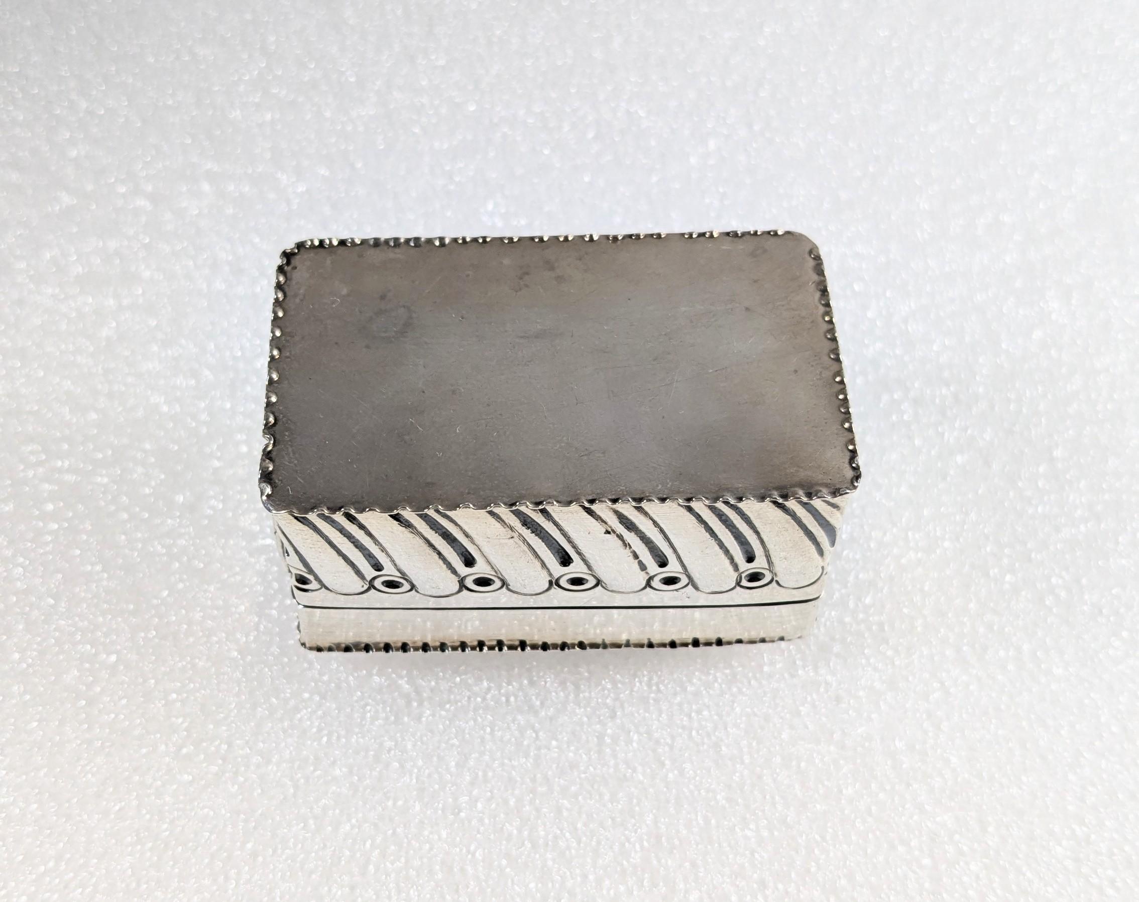 19th Century Vintage Great Britain Silver 3  Pill Box 
