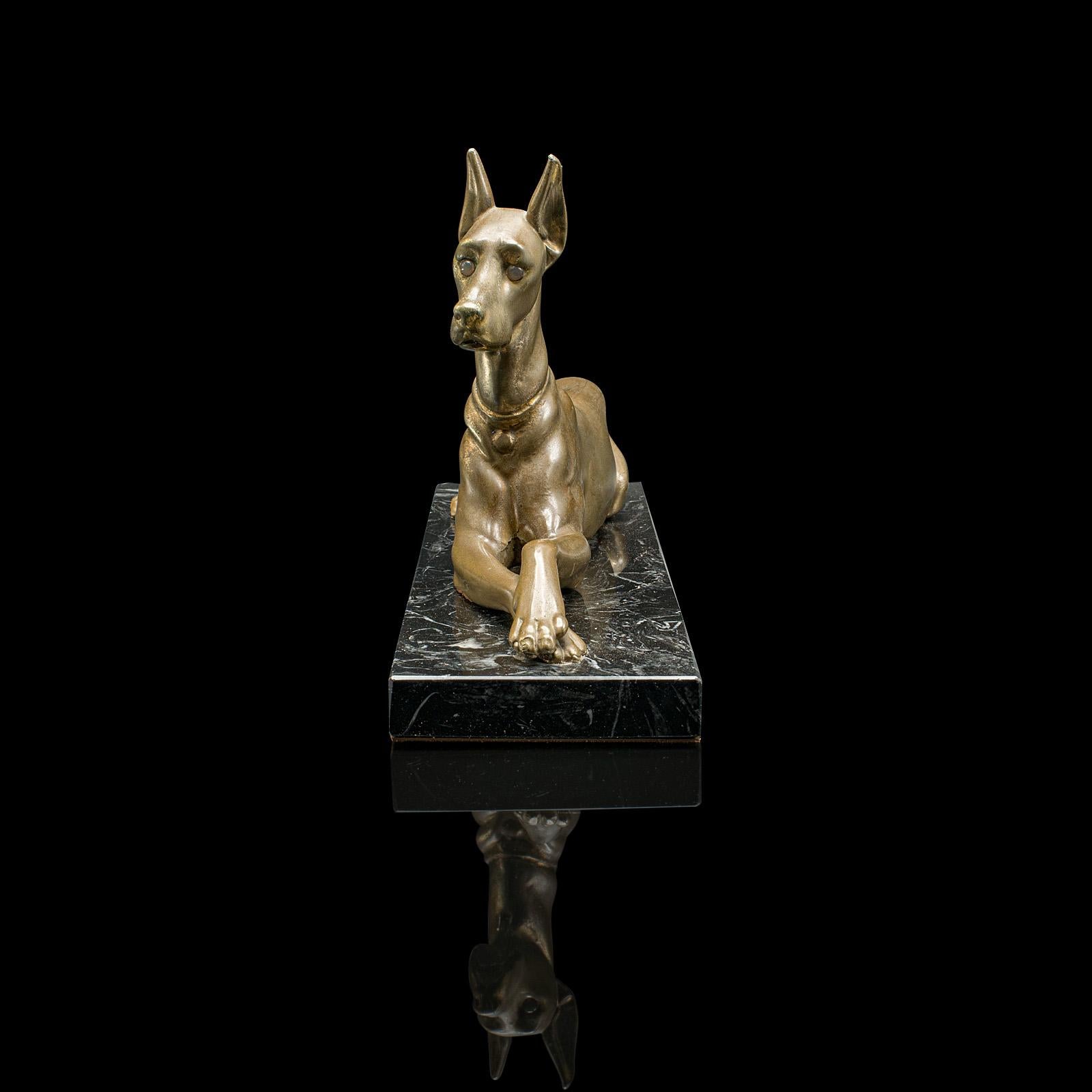 
Questa è una figura vintage di un alano. Statua di cane inglese in ottone su basamento in marmo, risalente al periodo Art Deco, circa 1930.

Un charme per questa figura d'epoca Art Deco
Presenta una patina invecchiata di grande valore.
La forma in