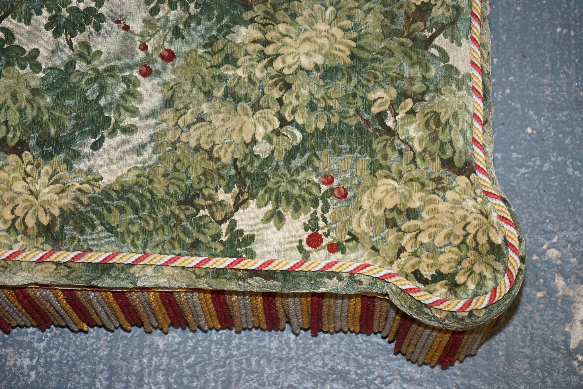 VINTAGE GREAT HARDWICKE TAPESTRY FABRIC OTTOMAN WITH TASSELS AND FRiNGE For Sale 3