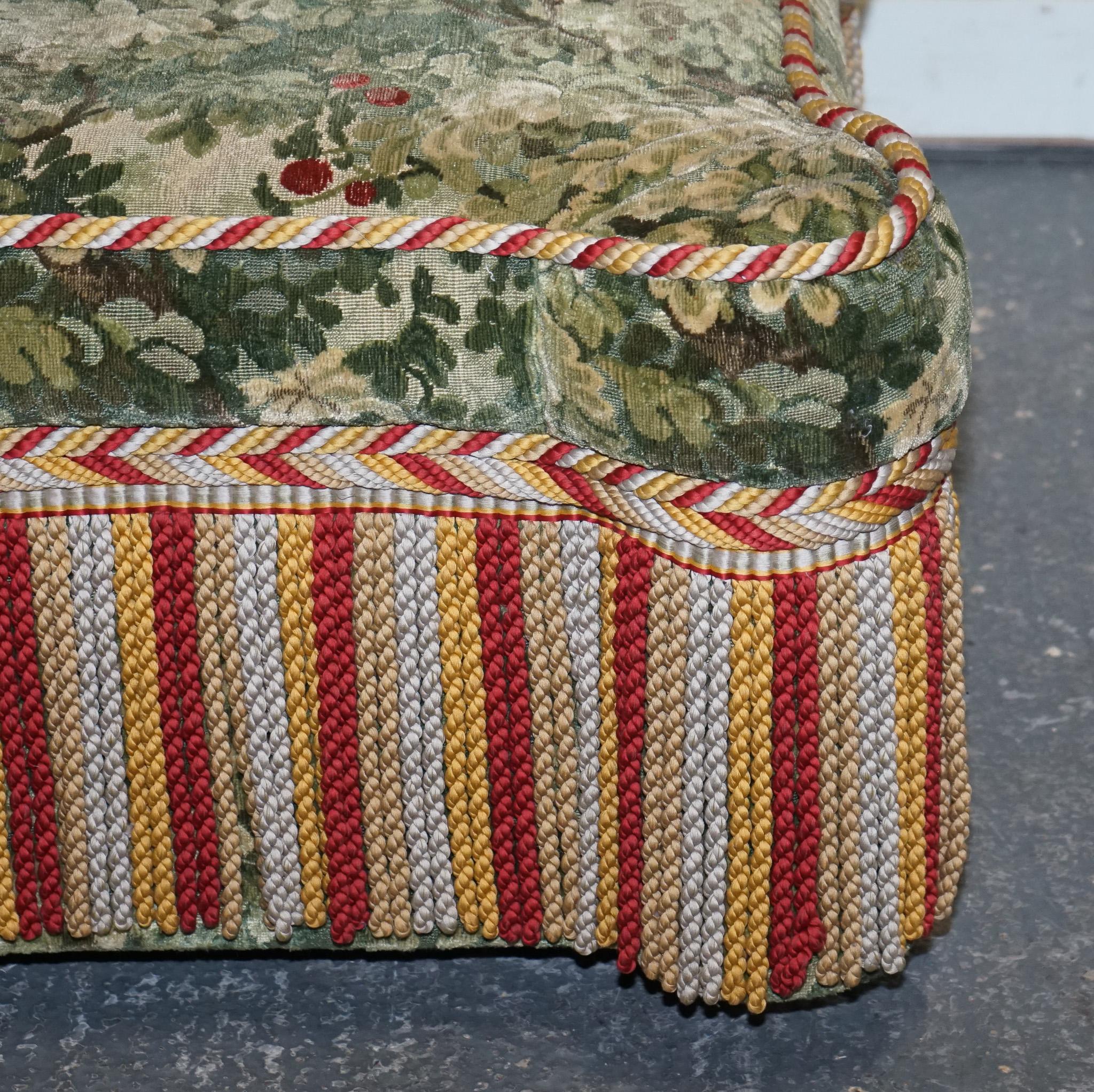 VINTAGE GREAT HARDWICKE TAPESTRY FABRIC OTTOMAN WITH TASSELS AND FRiNGE In Good Condition For Sale In Pulborough, GB