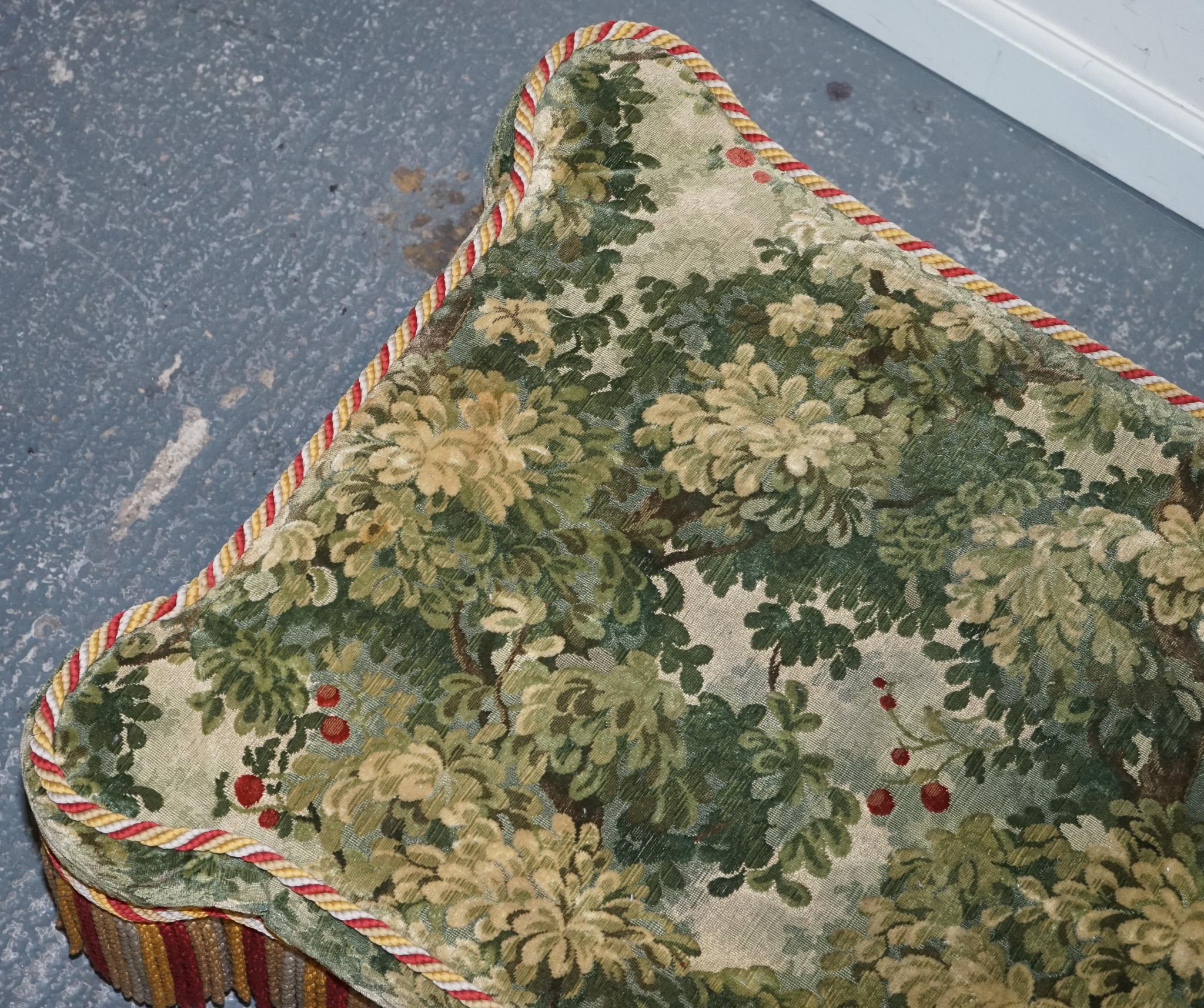 VINTAGE GREAT HARDWICKE TAPESTRY FABRIC OTTOMAN WITH TASSELS AND FRiNGE For Sale 1