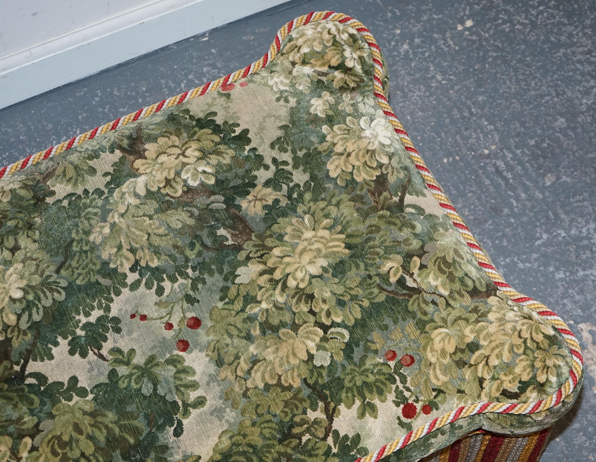 VINTAGE GREAT HARDWICKE TAPESTRY FABRIC OTTOMAN WITH TASSELS AND FRiNGE For Sale 2