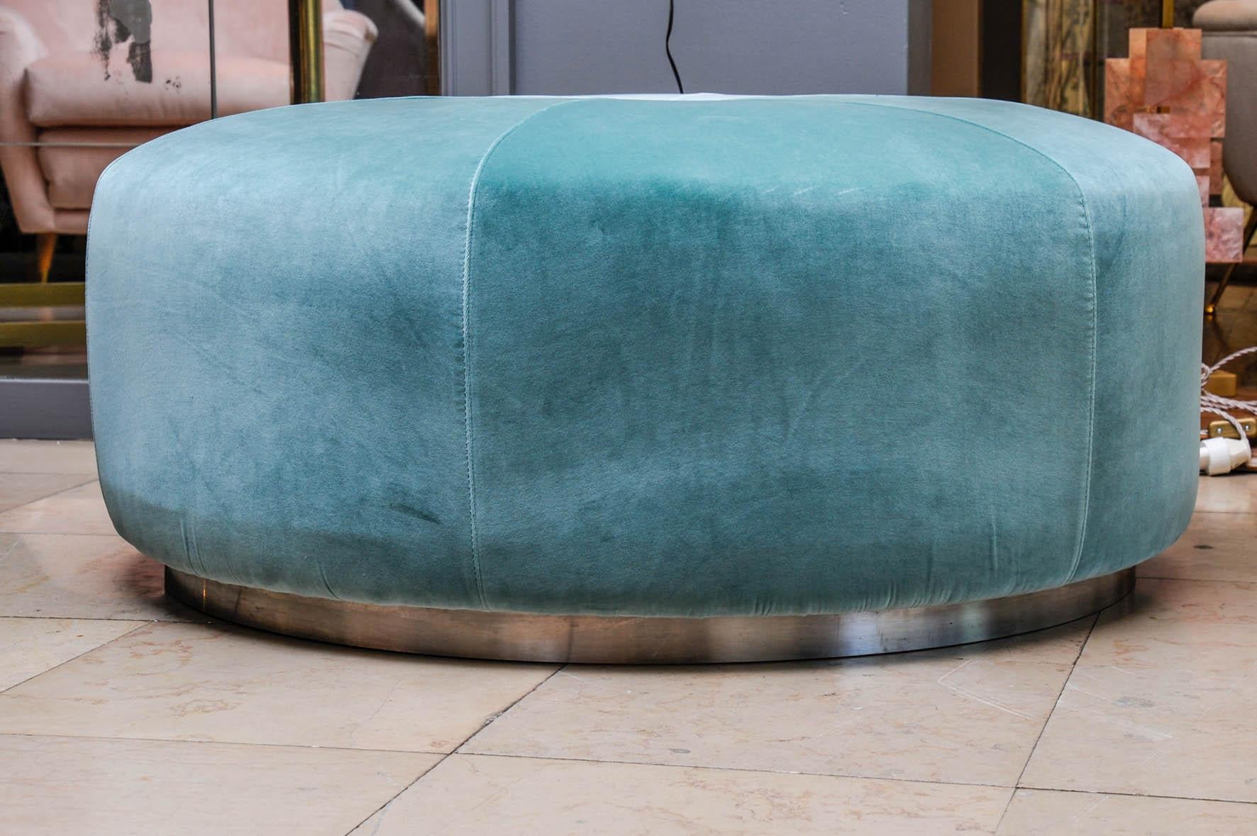 Ce grand banc vintage de forme ronde est tapissé de velours bleu, sur une base en acier.