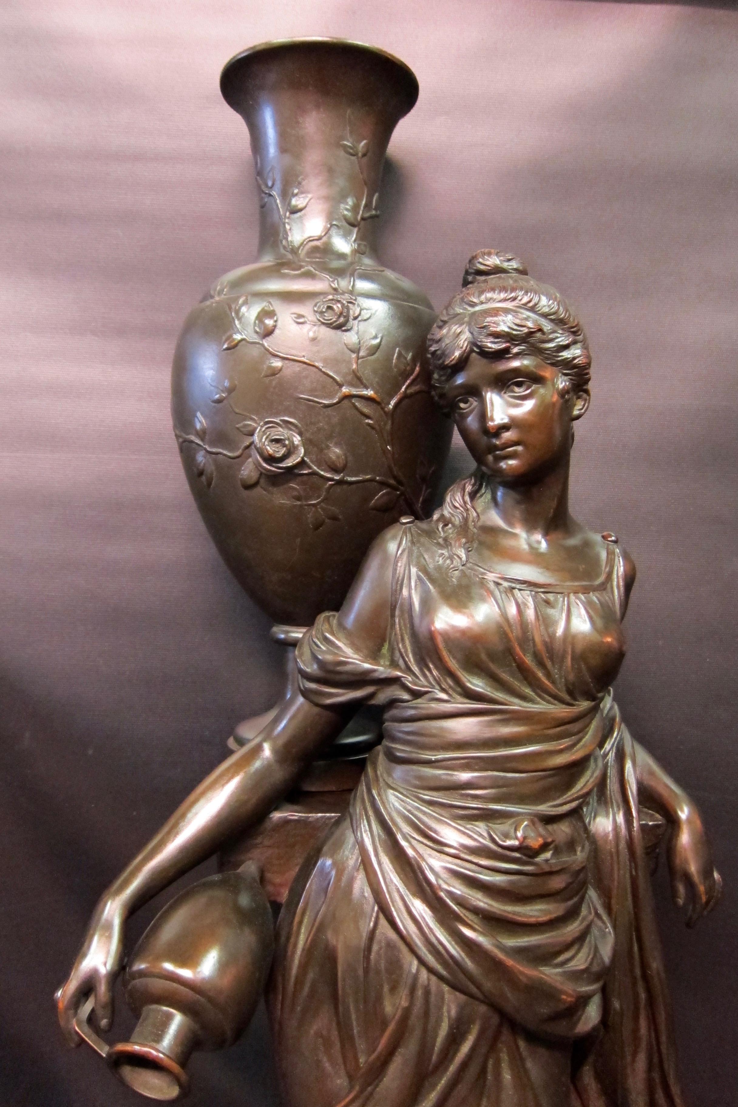 Diese übergroße und seltene patinierte Kupferskulptur aus dem 19. Jahrhundert ist mit einem wunderschön gestalteten griechischen Mädchen gestaltet. Das in ein wallendes Gewand gekleidete Mädchen steht vor einem Stein, auf dem eine große verzierte