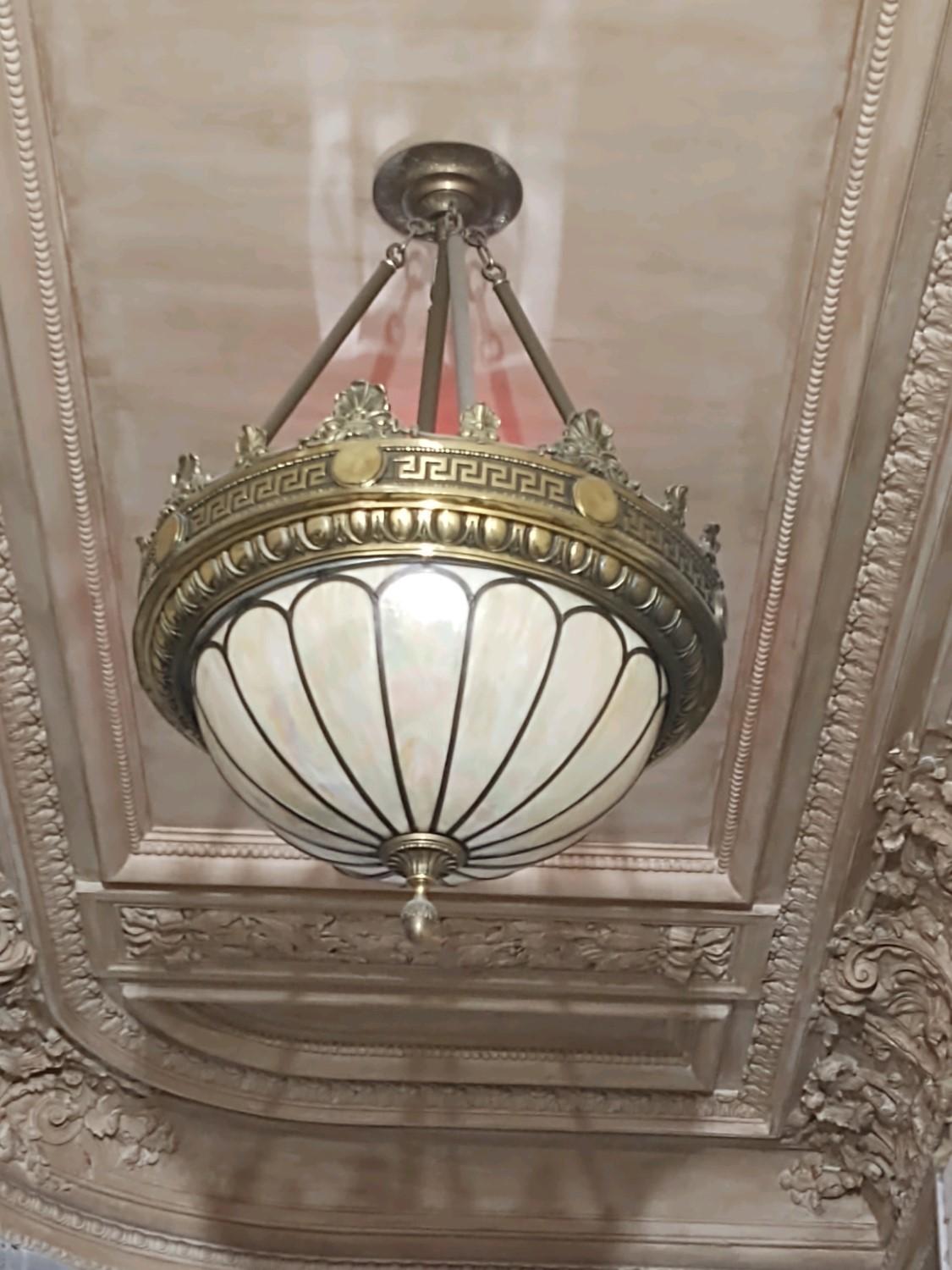 Greco Roman Detail Bronze Dish Suspension Light Quantité disponible 11