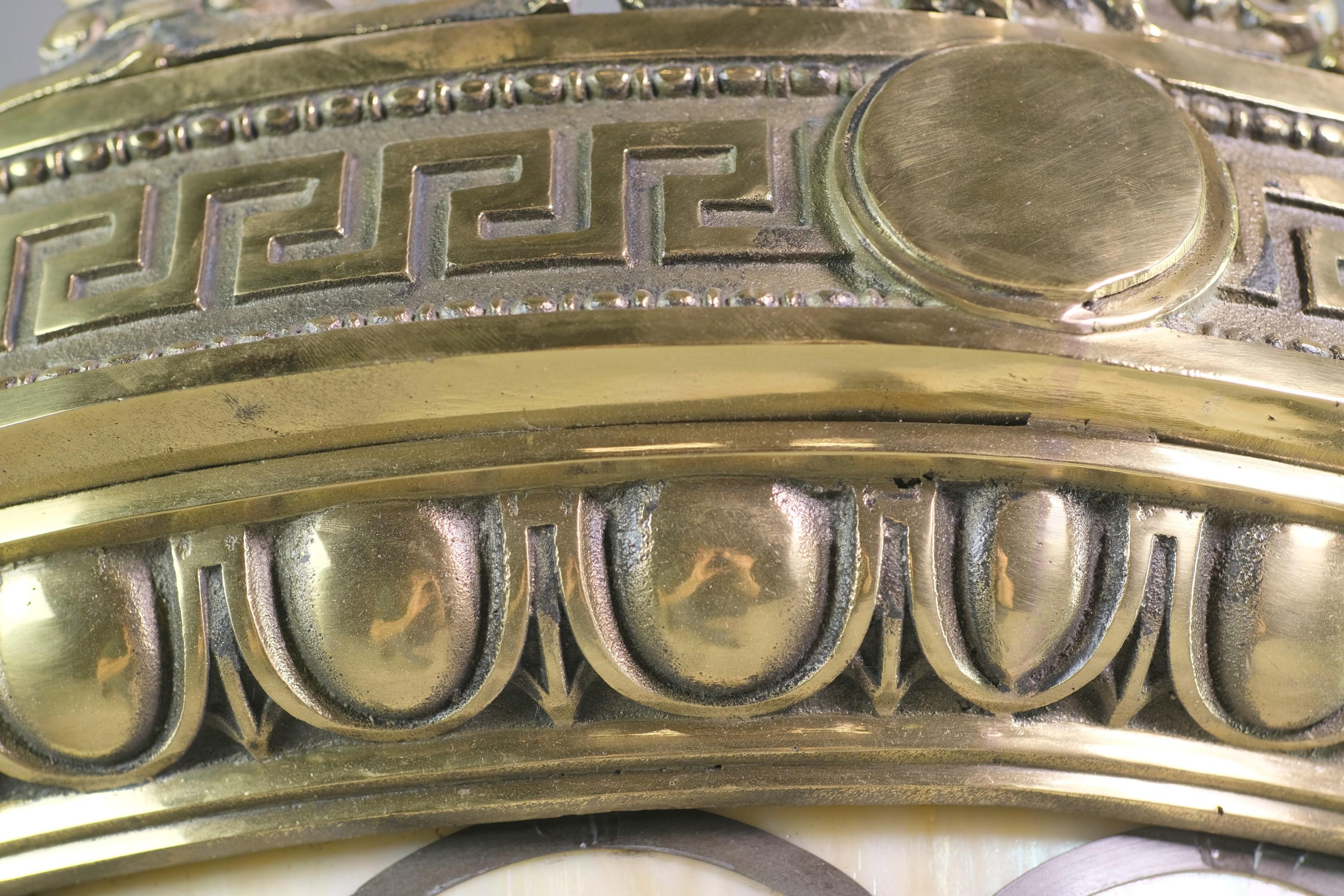 20ième siècle Greco Roman Detail Bronze Dish Suspension Light Quantité disponible en vente