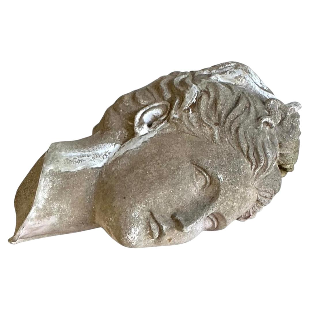 Scultura vintage di una testa in resina patinata in stile greco-romano