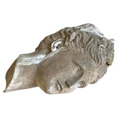 Scultura vintage di una testa in resina patinata in stile greco-romano