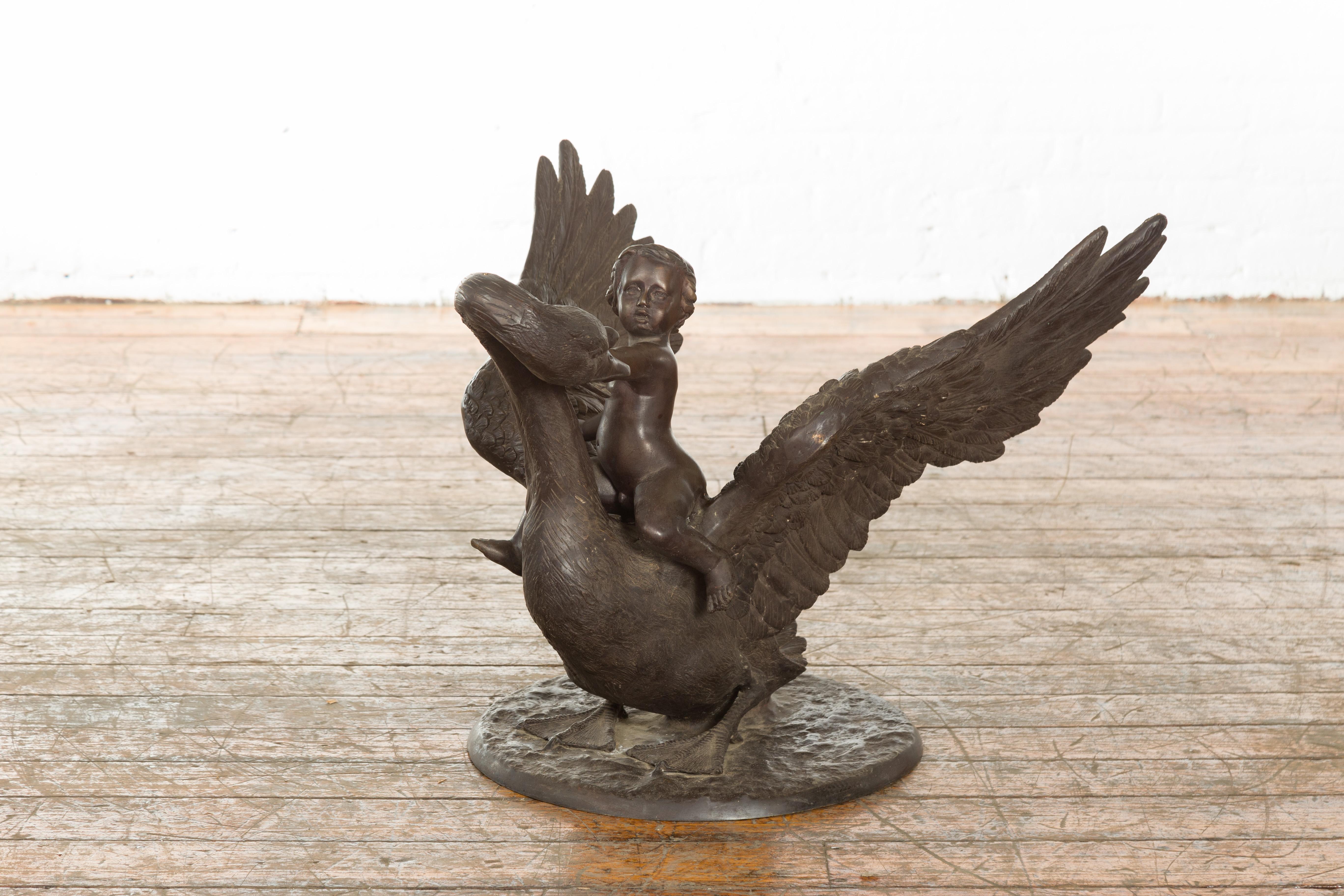 Gréco-romain Sculpture en bronze de style gréco-romain vintage d'un putto joufflu chevauchant un cygne en vente