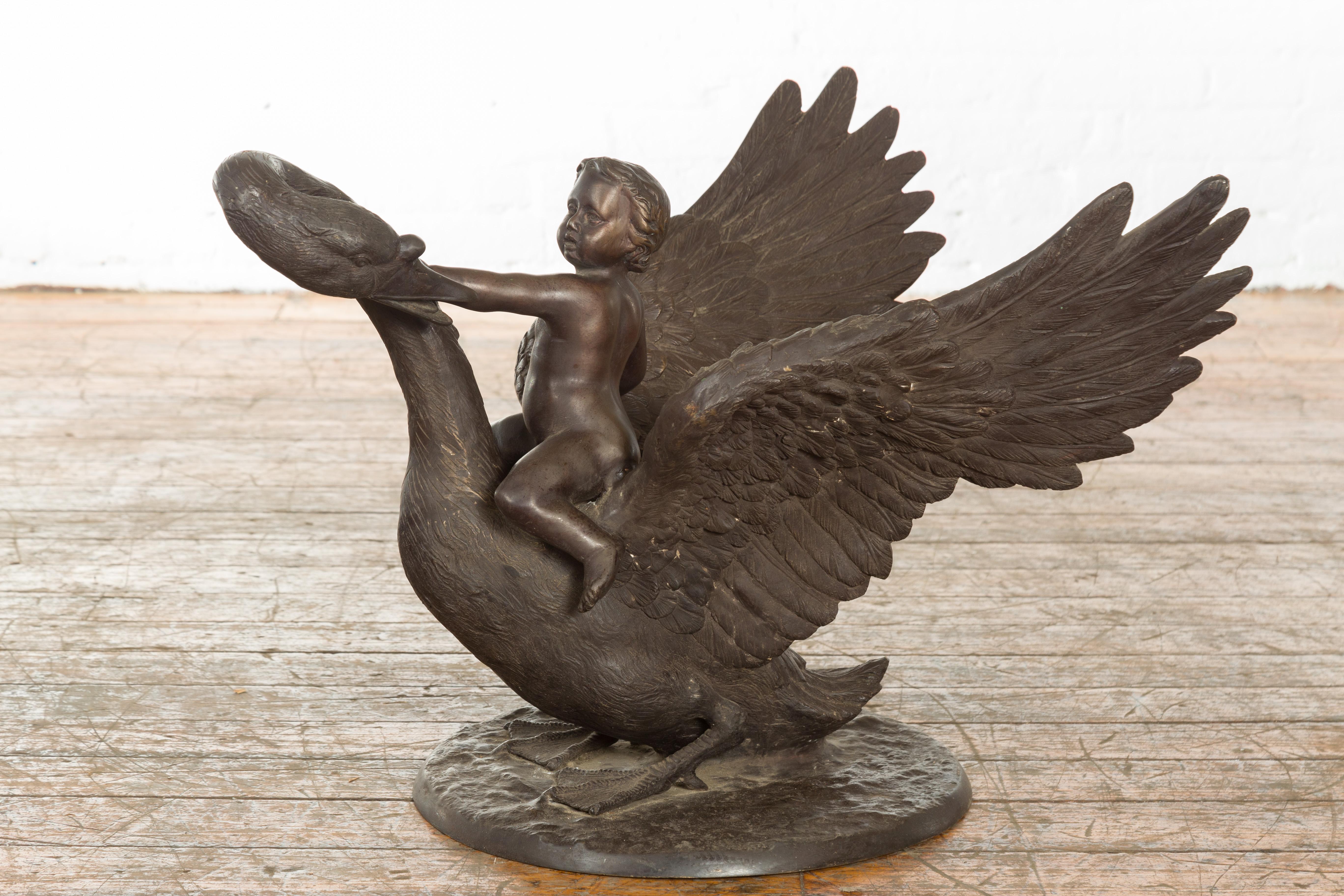 Sculpture en bronze de style gréco-romain vintage d'un putto joufflu chevauchant un cygne Bon état - En vente à Yonkers, NY