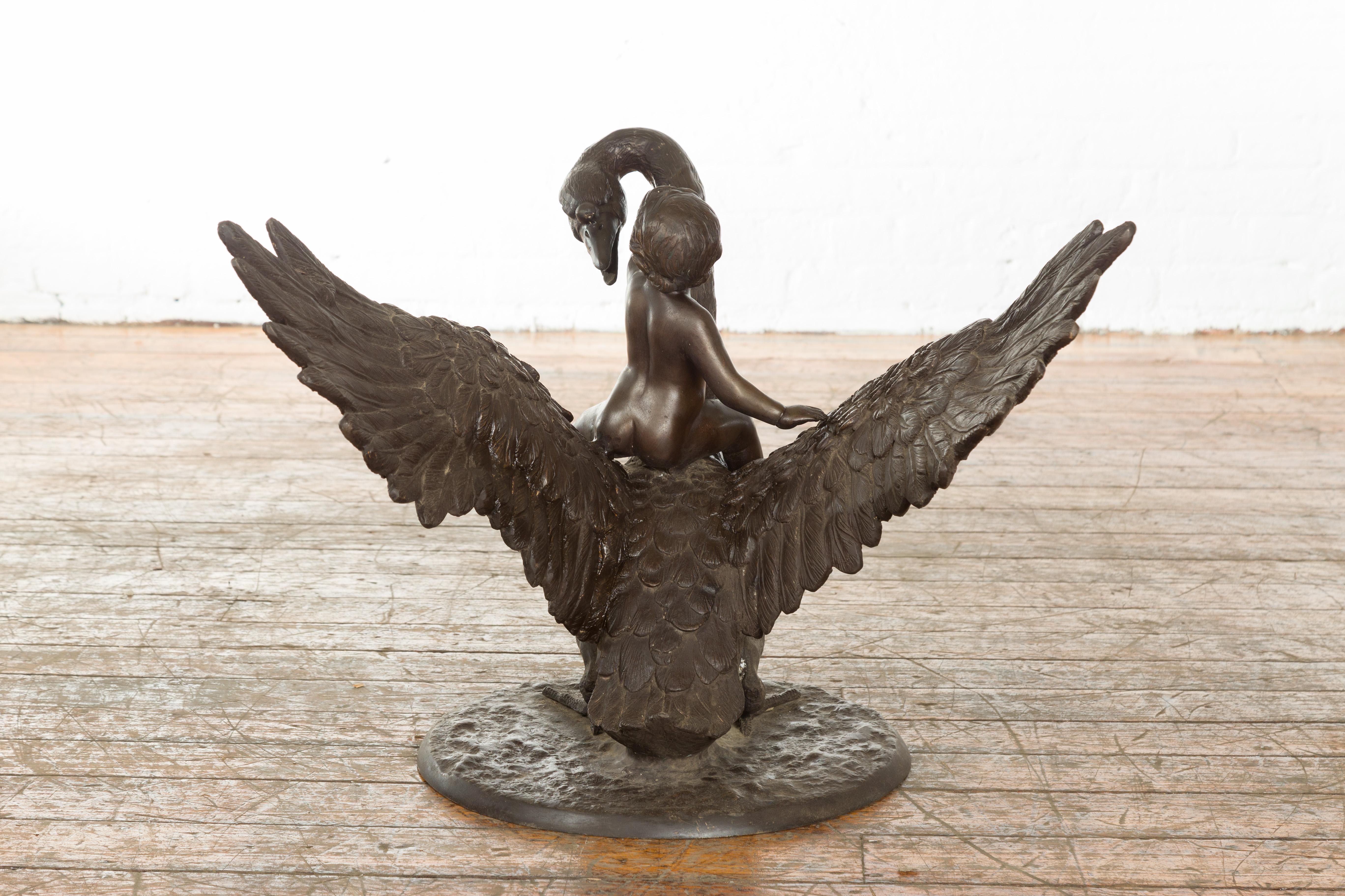 20ième siècle Sculpture en bronze de style gréco-romain vintage d'un putto joufflu chevauchant un cygne en vente