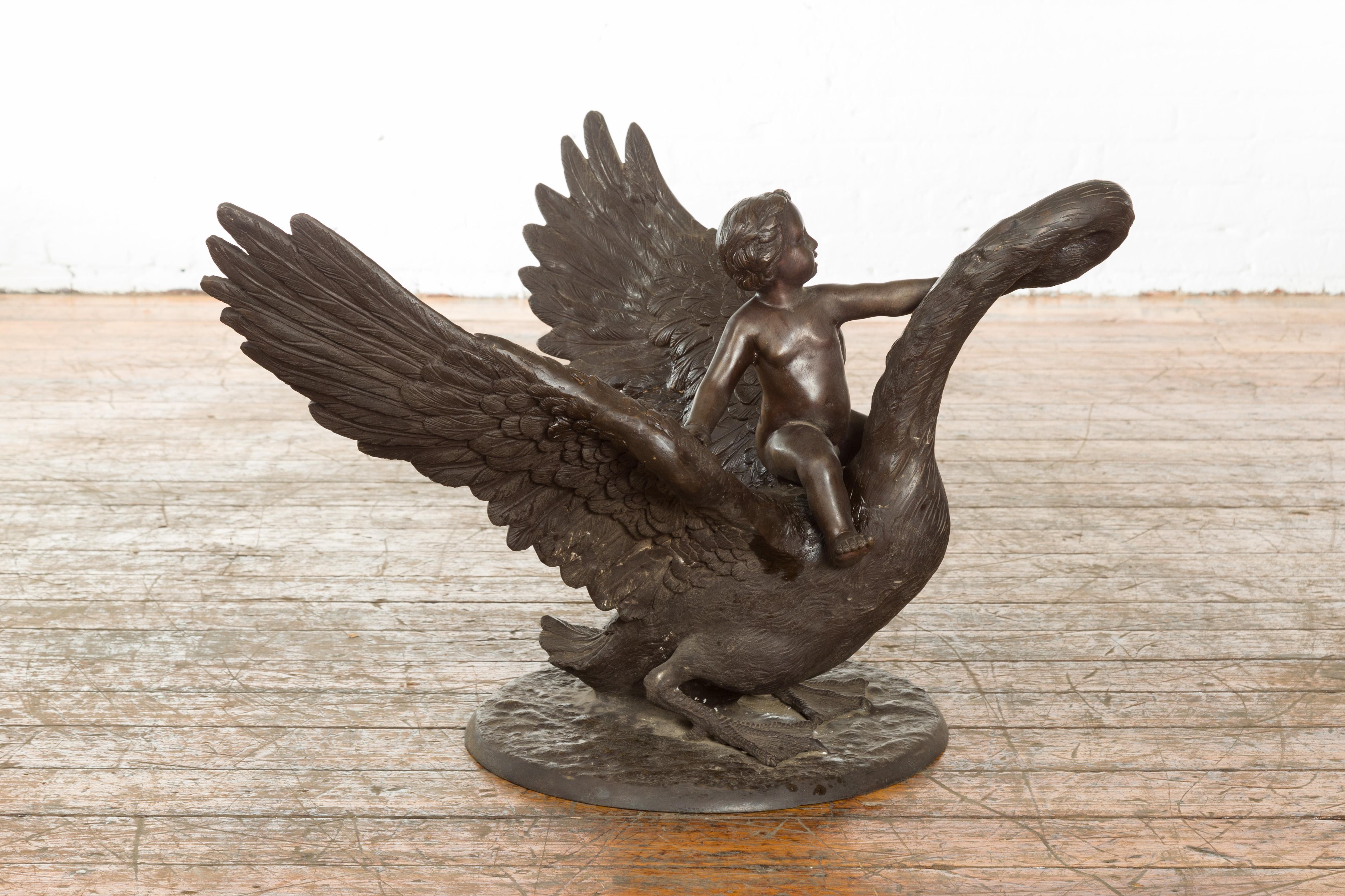 Sculpture en bronze de style gréco-romain vintage d'un putto joufflu chevauchant un cygne en vente 1