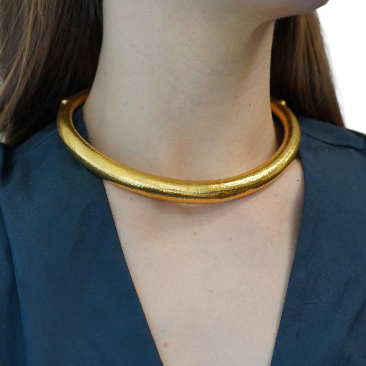 Este collar griego vintage está elaborado en oro amarillo de 18 quilates y pesa 68,5 gramos. Diseñado en forma tubular, el collar mide 15 1/4
