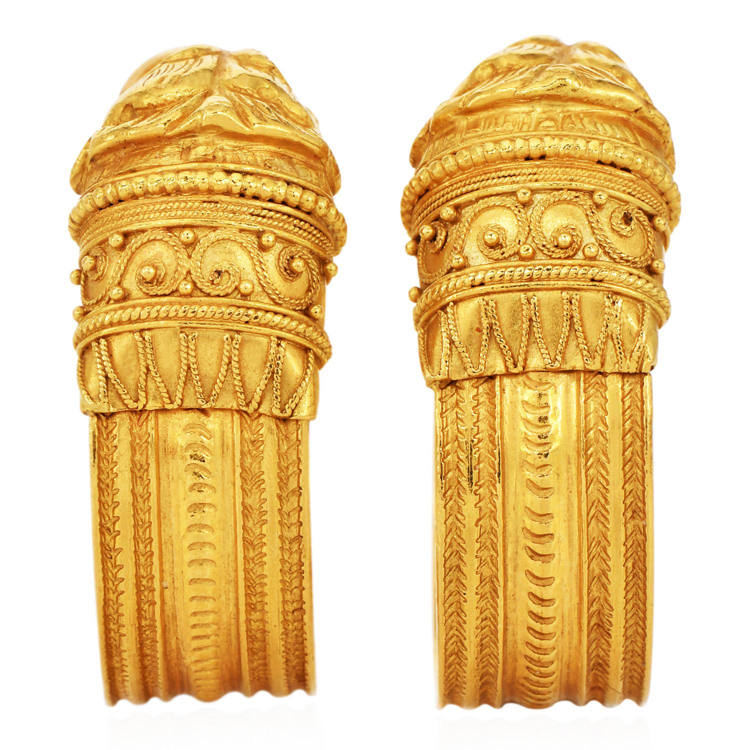 Vintage Greek  21K Gold Lion Head Hoop Earrings In Excellent Condition For Sale In Miami, FL