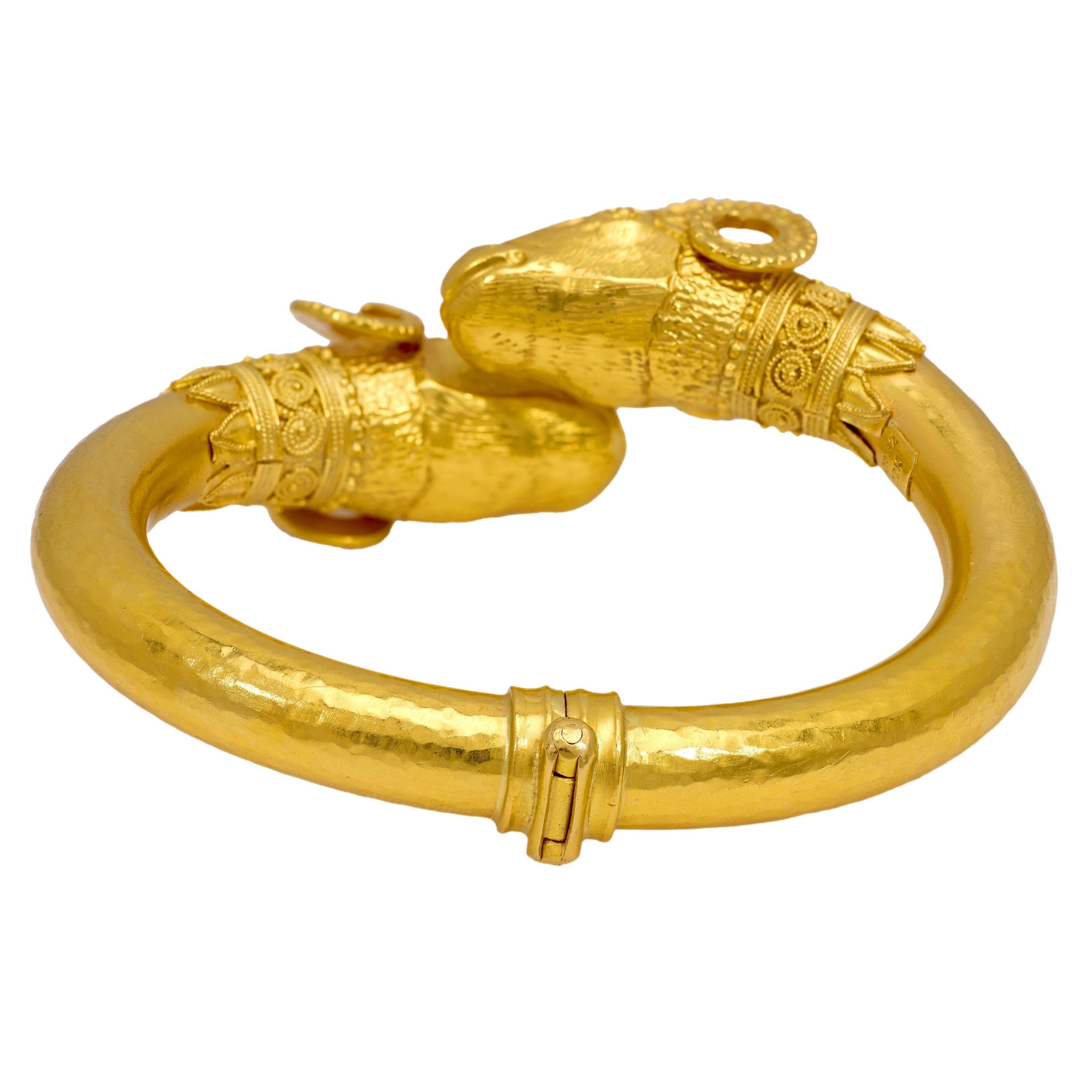 Vintage Greek 22k yellow gold ram head bangle im Zustand „Gut“ im Angebot in Beverly Hills, CA